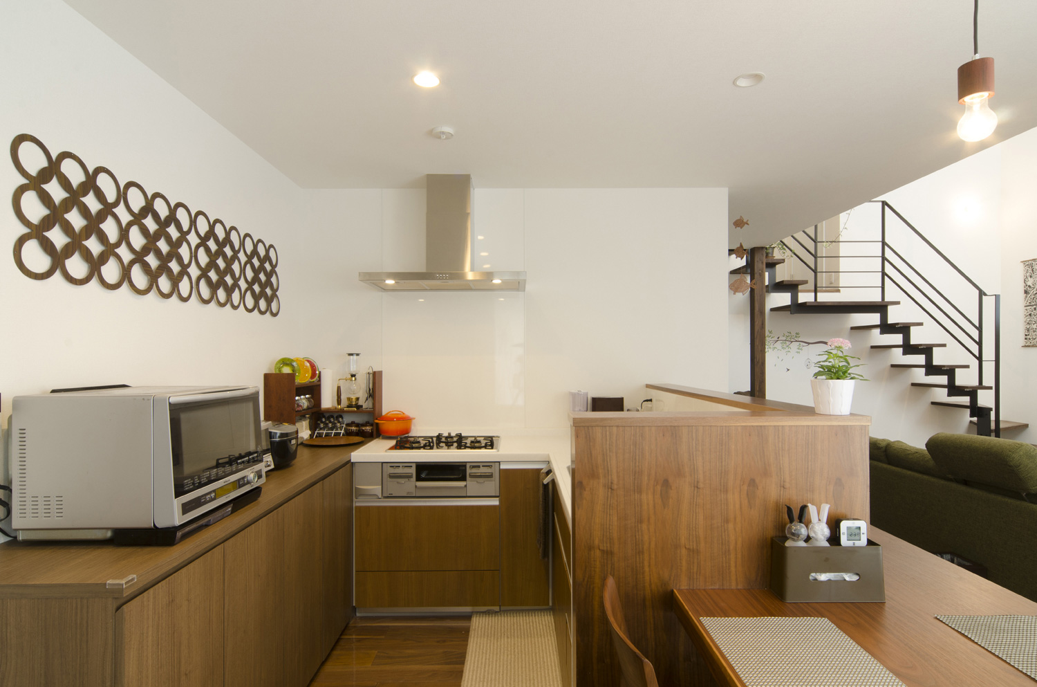 カップボードまで木目で統一された木目の腰壁付きのキッチン・デザイン住宅 注文住宅・デザイン住宅建築実例_『CASE448 ひと・つなぐ・いえ』_キッチン