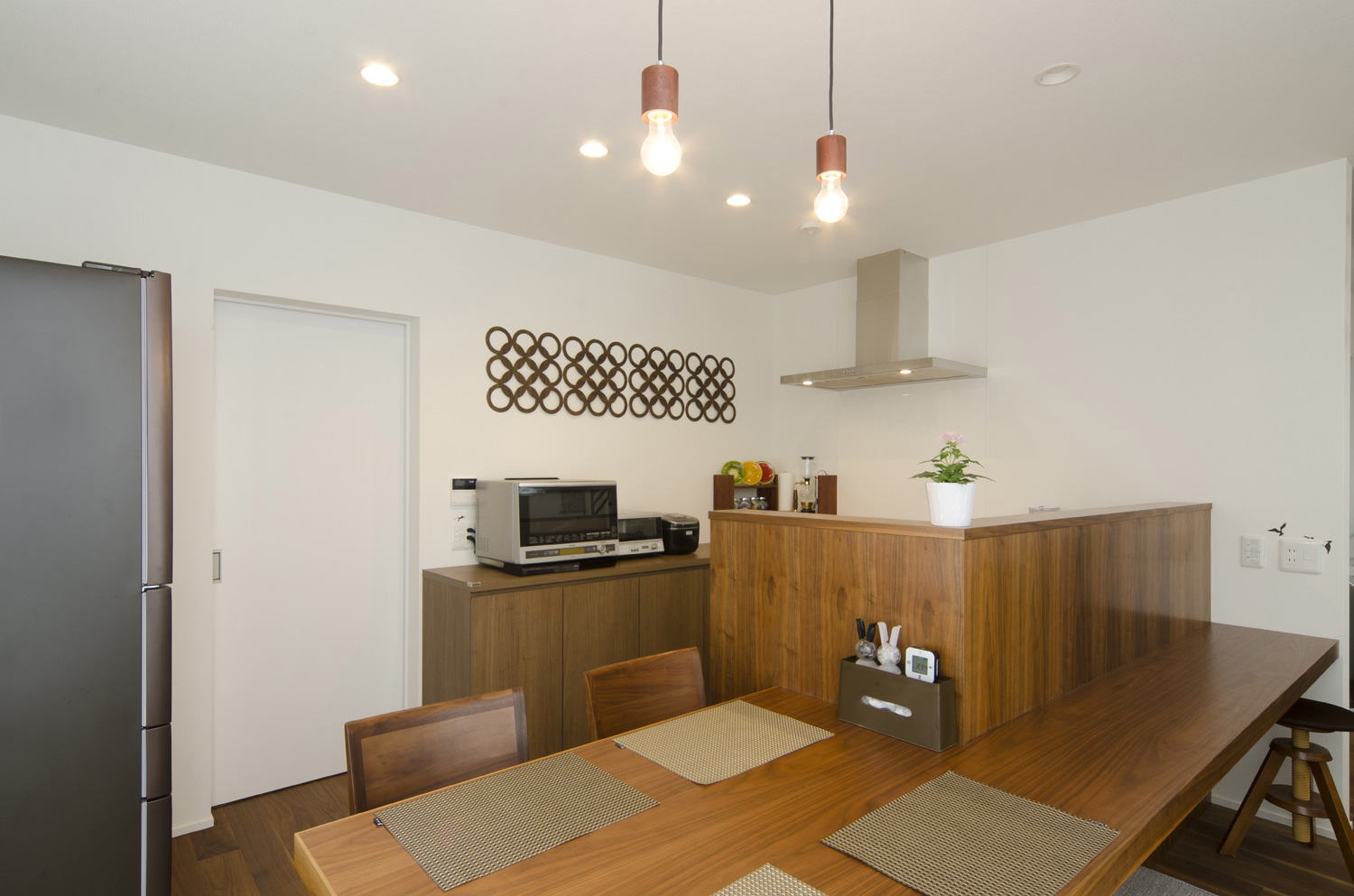 腰壁付きのキッチンと一体型になったダイニングテーブル・デザイン住宅 注文住宅・デザイン住宅建築実例_『CASE448 ひと・つなぐ・いえ』_キッチン