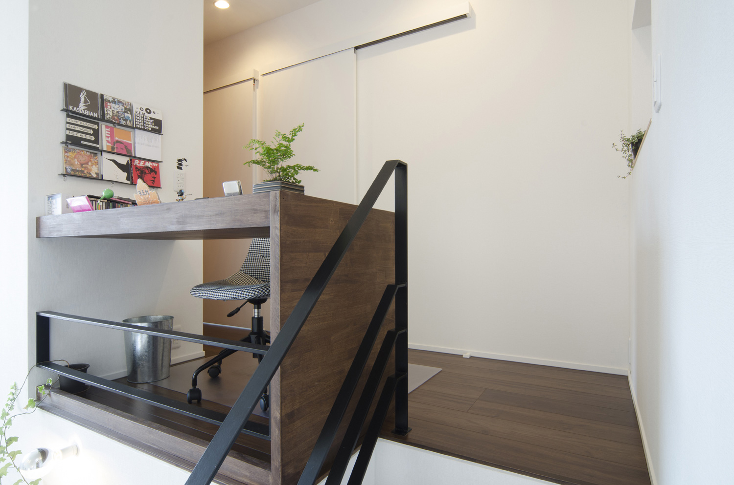 吹き抜けに面したデスクを取り付けたワークスペース・デザイン住宅 注文住宅・デザイン住宅建築実例_『CASE448 ひと・つなぐ・いえ』_書斎