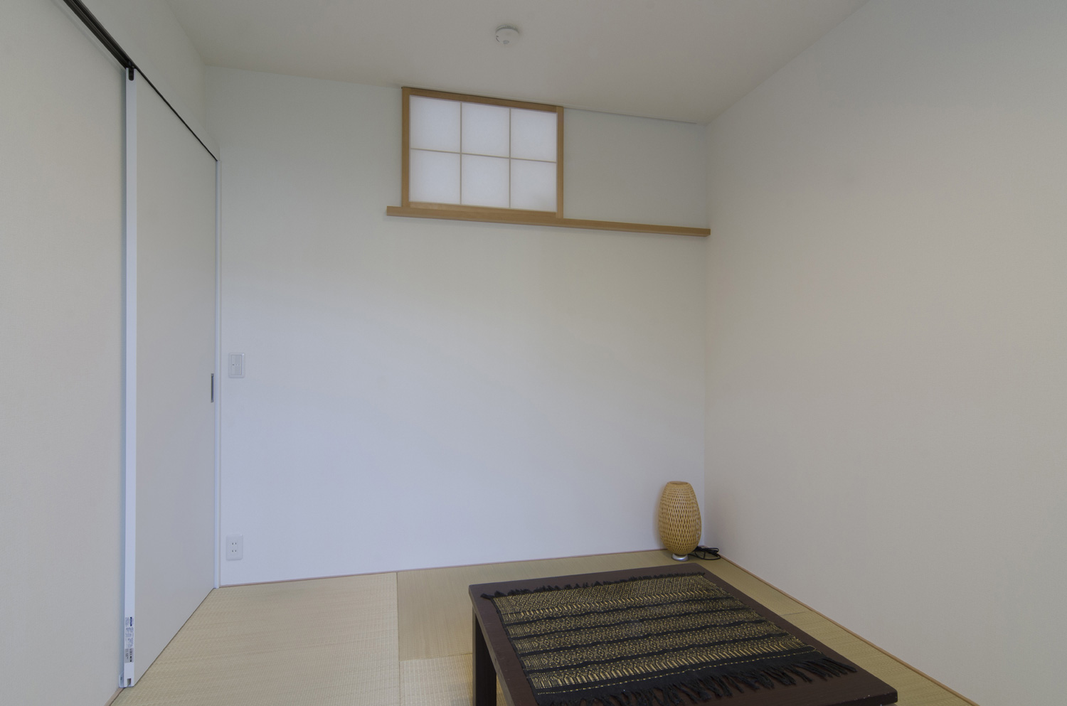 小窓に和風の障子を取り付けたモダンな和室・デザイン住宅 注文住宅・デザイン住宅建築実例_『CASE448 ひと・つなぐ・いえ』_和室