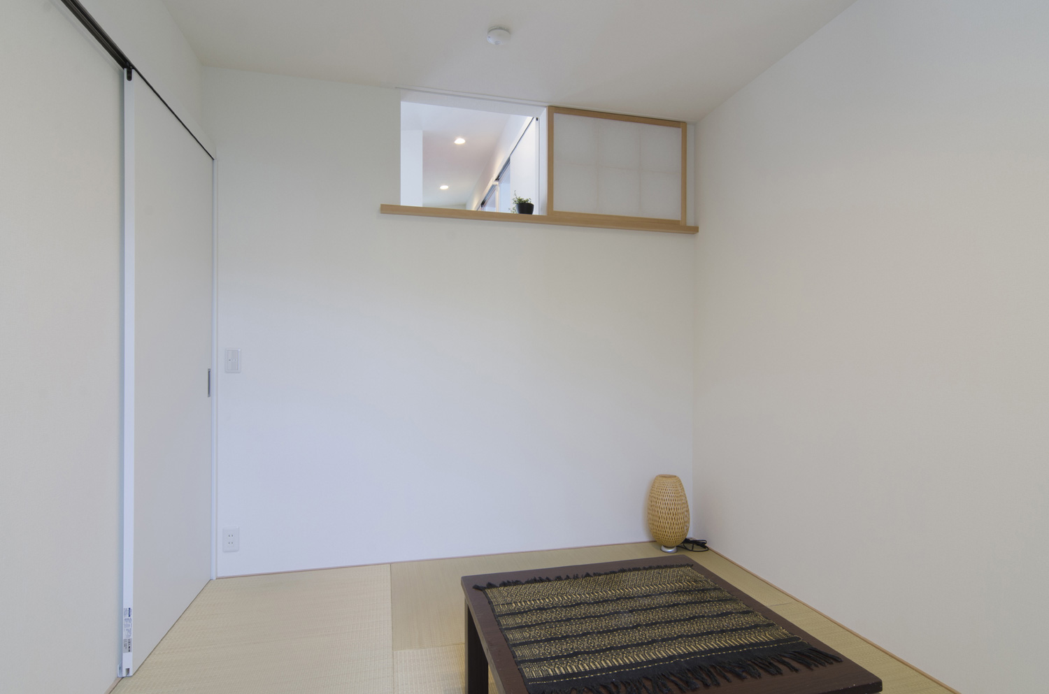 天井近くに窓を取り付けた琉球畳の和室・デザイン住宅 注文住宅・デザイン住宅建築実例_『CASE448 ひと・つなぐ・いえ』_和室