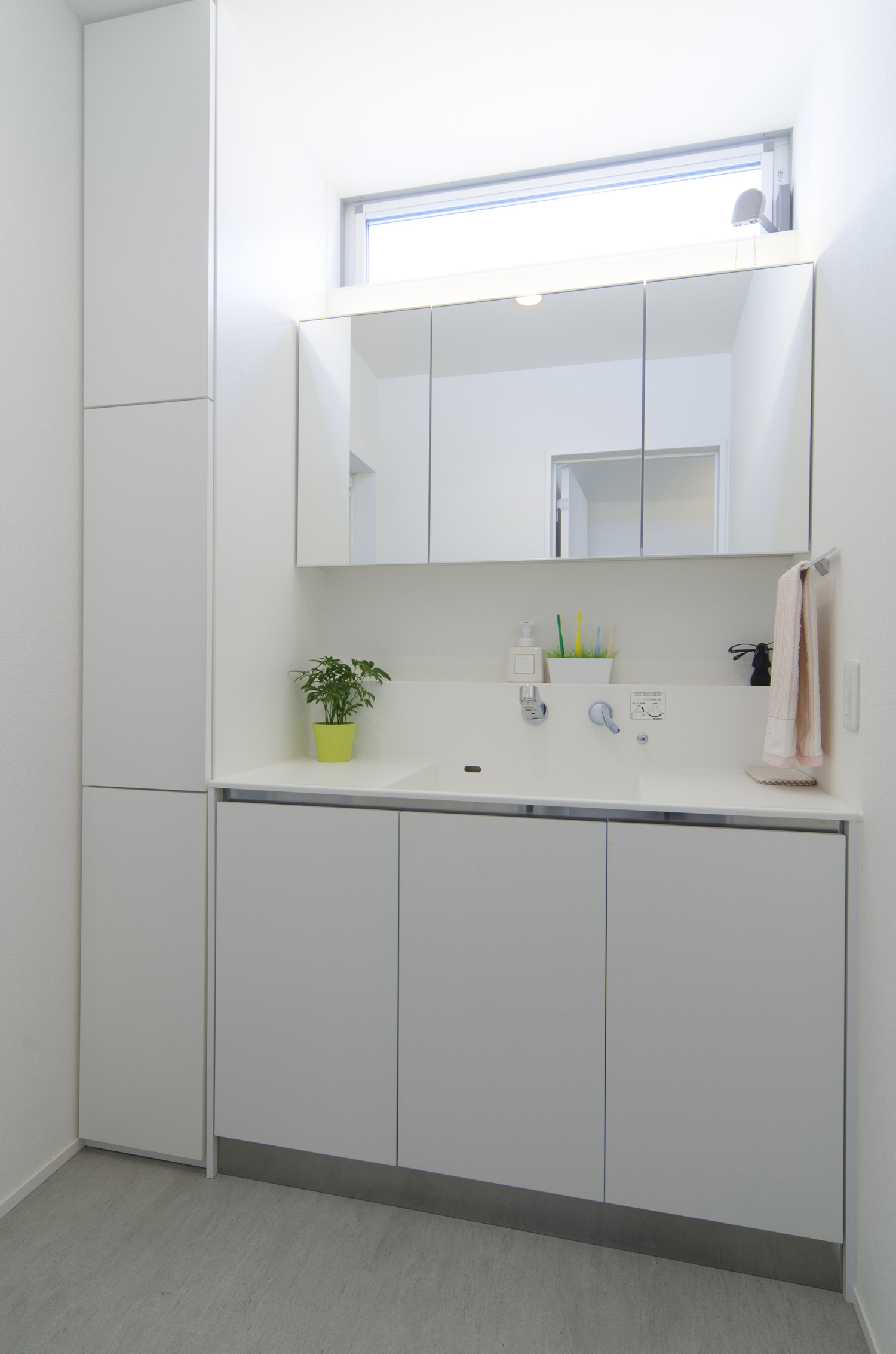 天井近くにスリット窓を取り付けたシンプルでおしゃれな洗面所・デザイン住宅 注文住宅・デザイン住宅建築実例_『CASE448 ひと・つなぐ・いえ』_浴室・洗面所