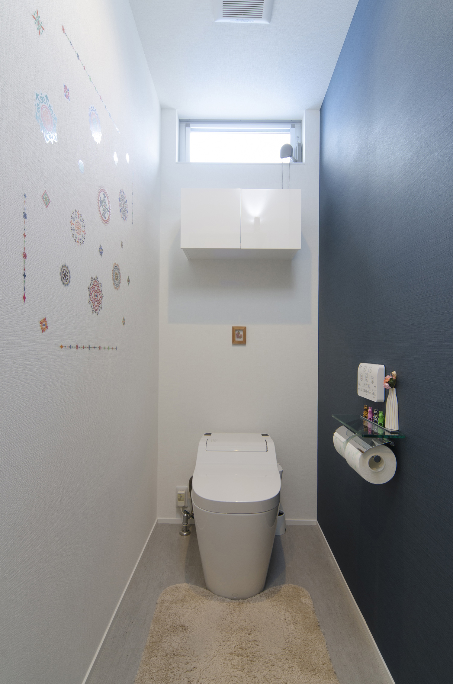 青いアクセントクロスを取り付けたシンプルでおしゃれなトイレ・デザイン住宅 注文住宅・デザイン住宅建築実例_『CASE448 ひと・つなぐ・いえ』_トイレ