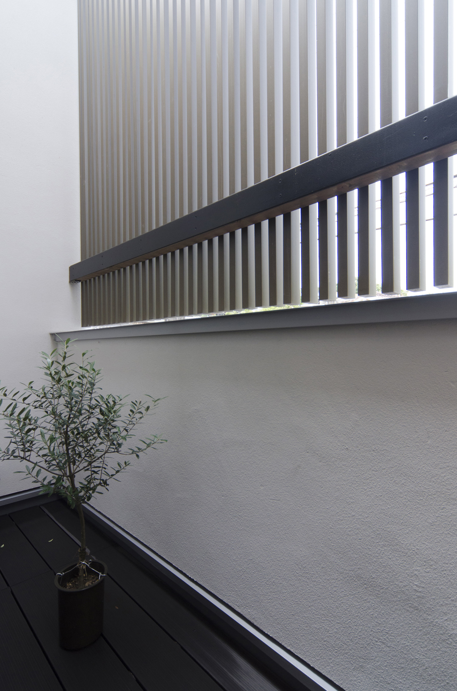 ルーバーの目隠し壁が取り付けられたプライバシー性の高いバルコニー・デザイン住宅 注文住宅・デザイン住宅建築実例_『CASE448 ひと・つなぐ・いえ』_テラス・バルコニー