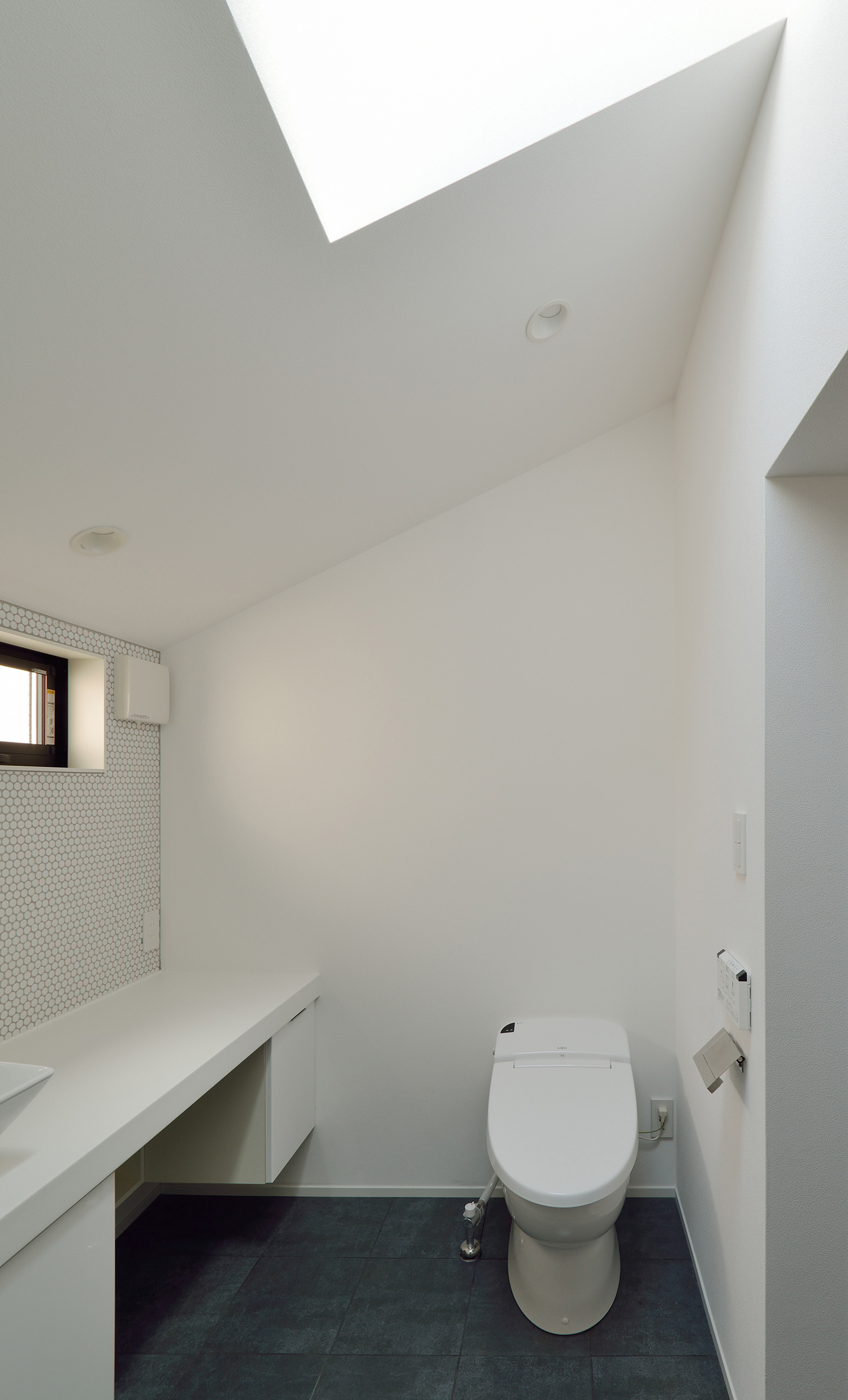 注文住宅・デザイン住宅建築実例_トイレ 注文住宅・デザイン住宅建築実例_『CASE450 螺旋の家』_トイレ