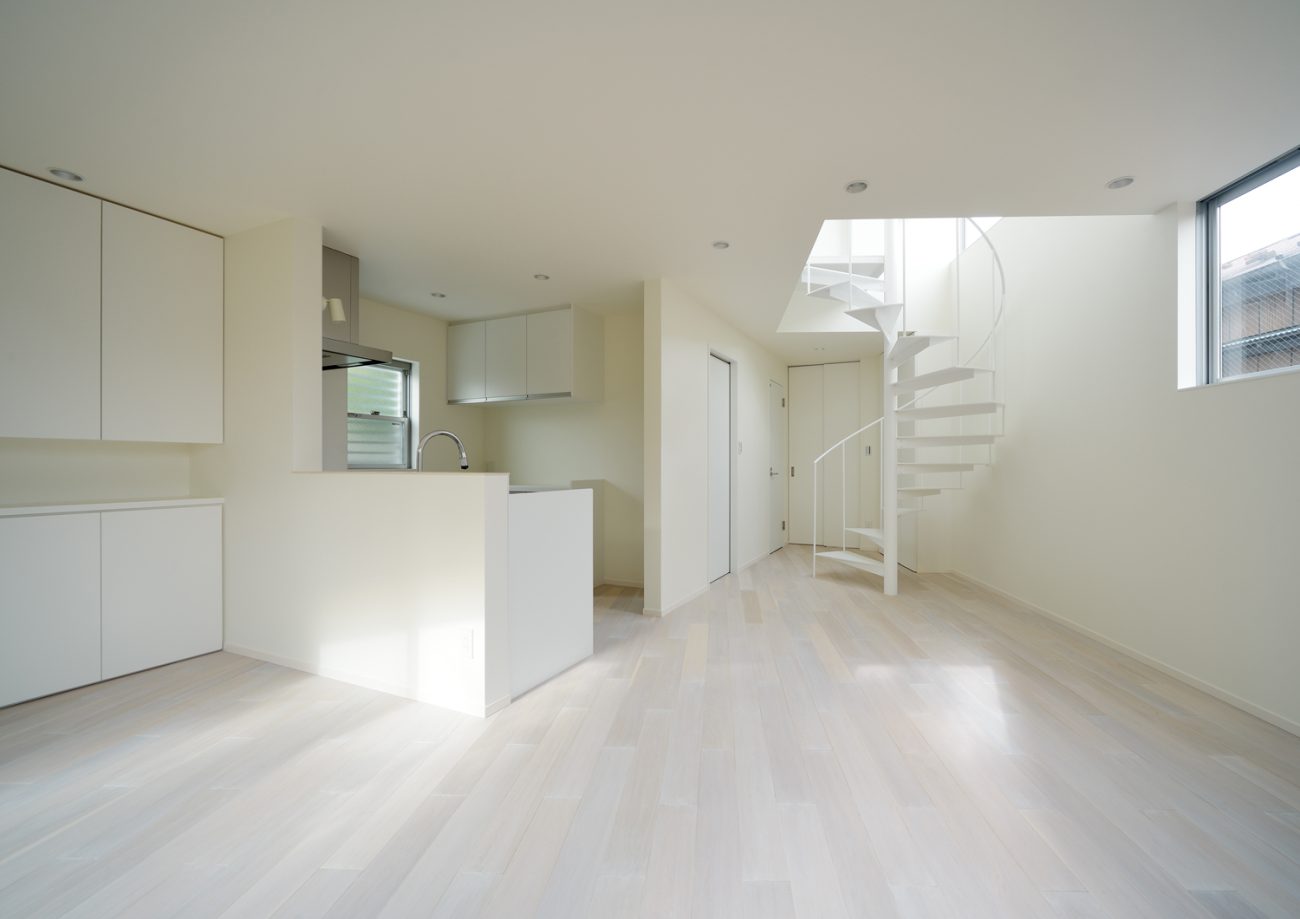 デザイン住宅建築実例_外観・注文住宅『CASE451 台形の家』の建築実例・施⼯例の写真・建物外観全体 注文住宅・デザイン住宅建築実例_『CASE451 台形の家』_LDK