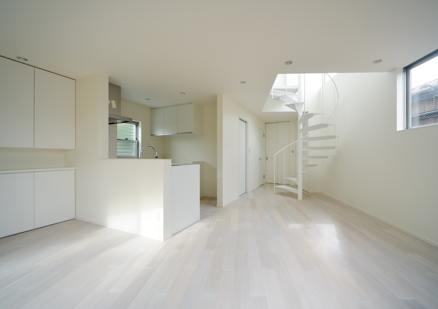 デザイン住宅建築実例_外観・注文住宅『CASE451 台形の家』の建築実例・施⼯例の写真・建物外観全体 注文住宅・デザイン住宅建築実例_『CASE451 台形の家』_LDK