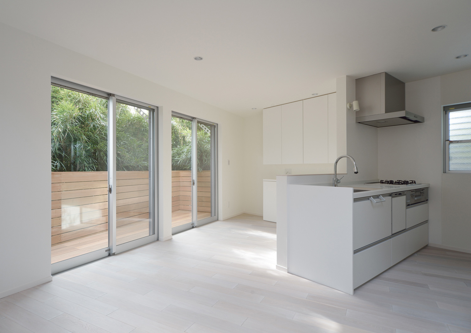 ウッドデッキのテラスに面したシンプルな白いLDK・デザイン住宅 注文住宅・デザイン住宅建築実例_『CASE451 台形の家』_LDK