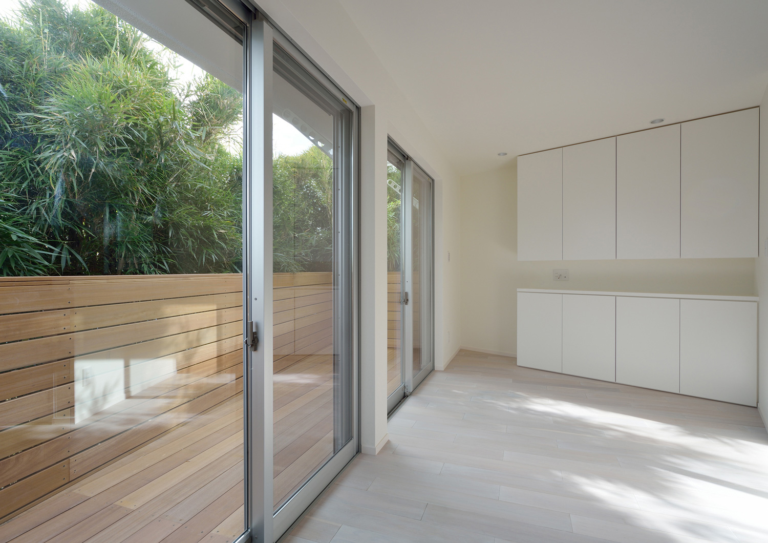 テラスに面した大きな窓がある明るく開放的なLDK・デザイン住宅 注文住宅・デザイン住宅建築実例_『CASE451 台形の家』_LDK