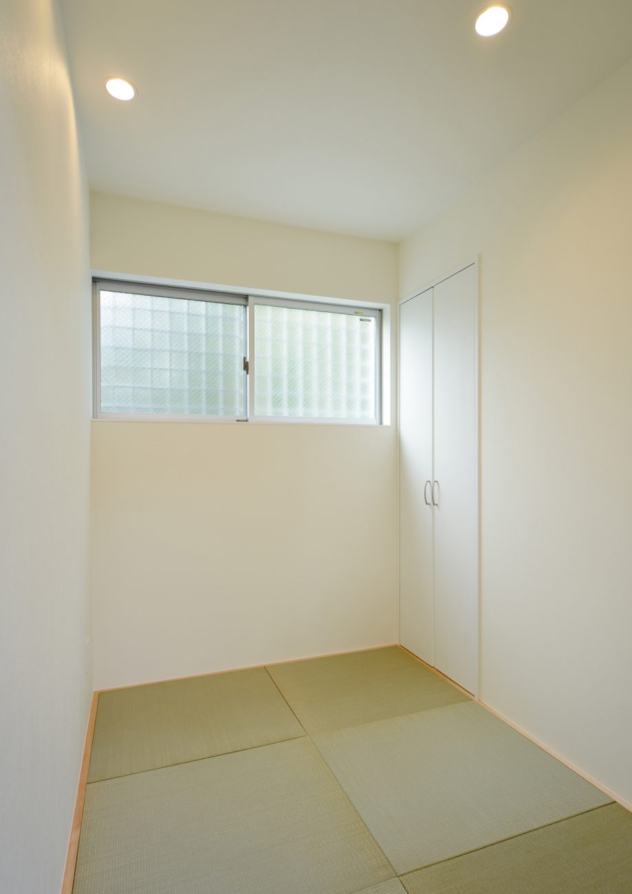 窓付きのシンプルでコンパクトな和室・デザイン住宅 注文住宅・デザイン住宅建築実例_『CASE451 台形の家』_和室