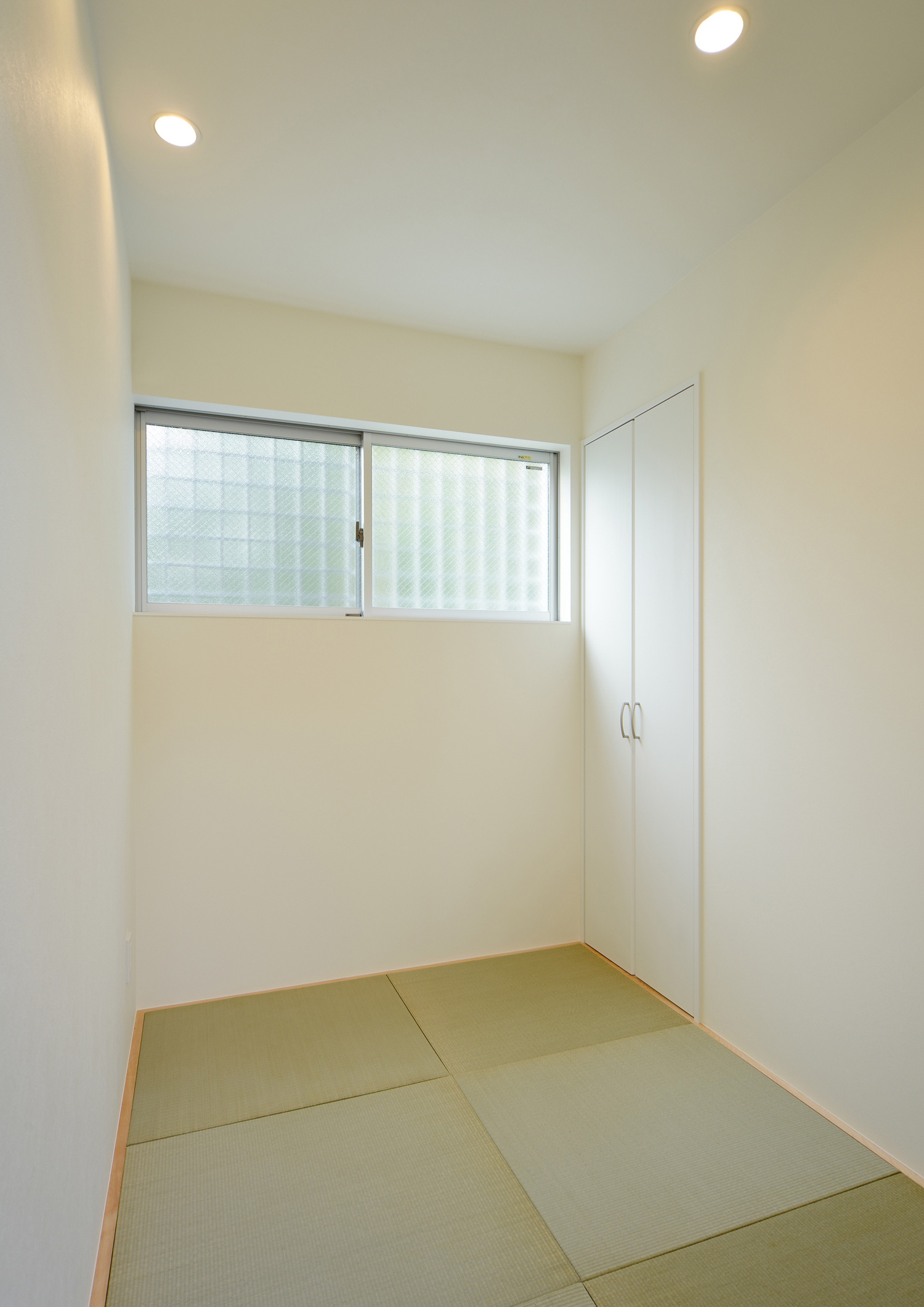 窓付きのシンプルでコンパクトな和室・デザイン住宅 注文住宅・デザイン住宅建築実例_『CASE451 台形の家』_和室