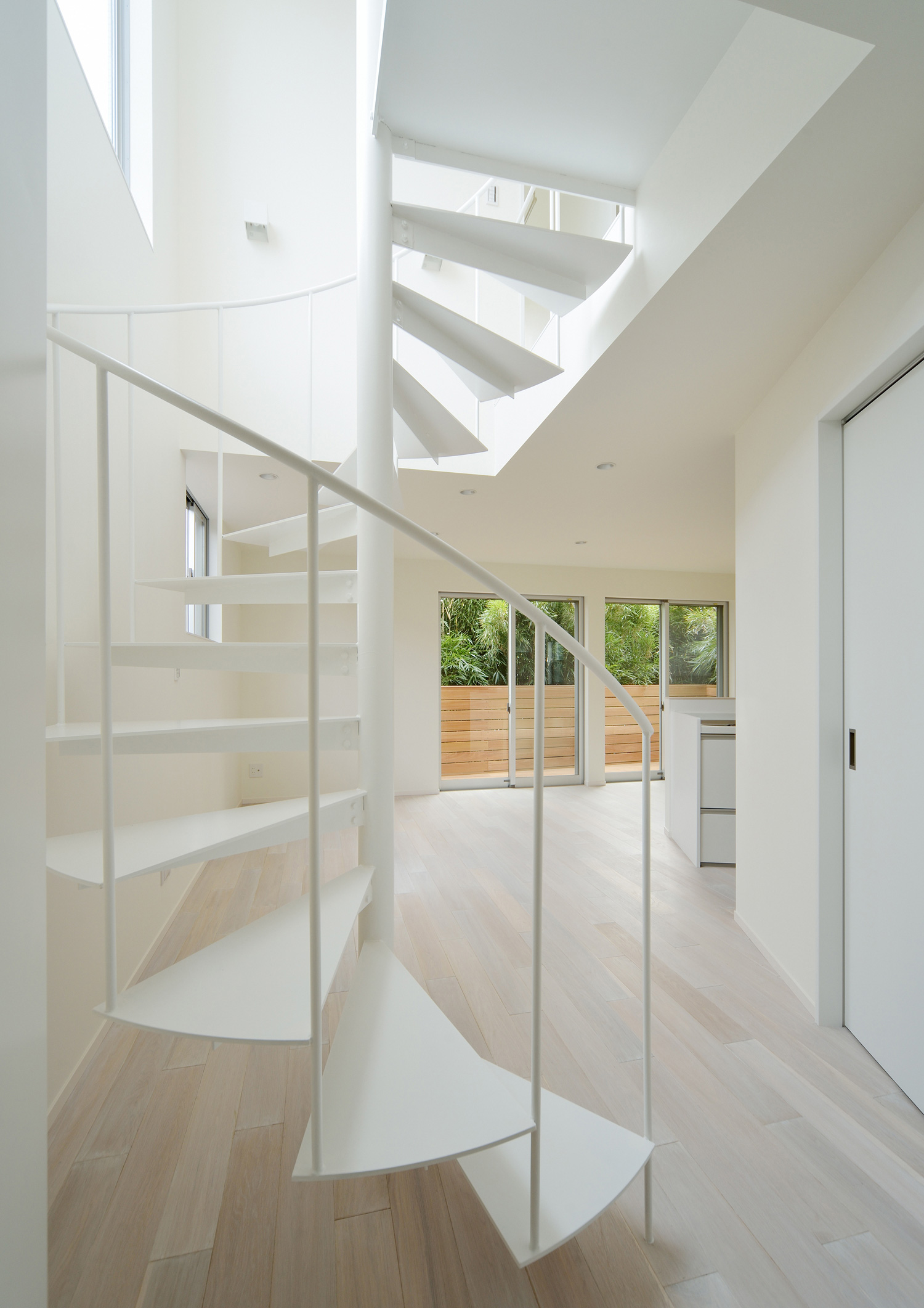 LDKと繋がる白い金属のシャープな螺旋階段・デザイン住宅 注文住宅・デザイン住宅建築実例_『CASE451 台形の家』_階段