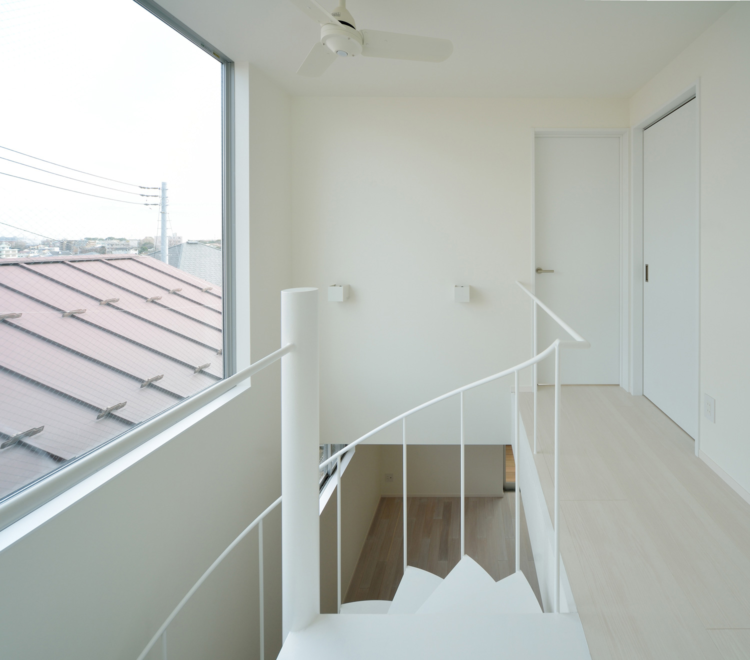 大きな窓がある開放的な吹き抜けの二階部分・デザイン住宅 注文住宅・デザイン住宅建築実例_『CASE451 台形の家』_階段