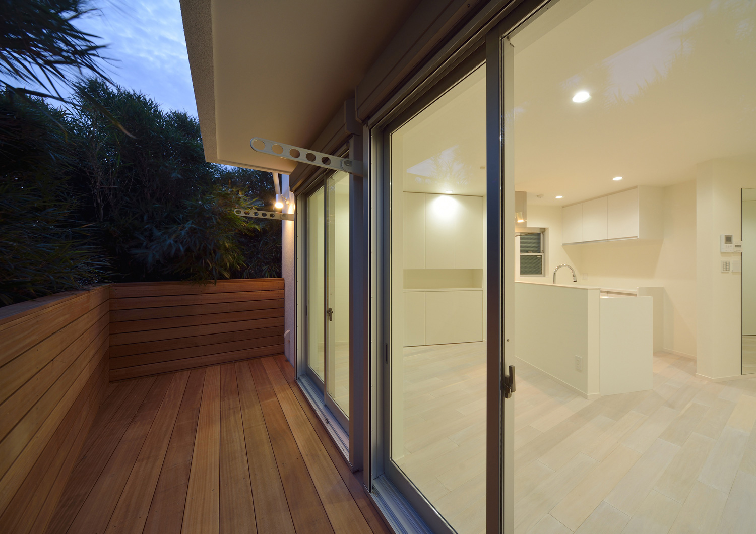 LDKとフラットに繋がる目隠し壁付きのウッドデッキのテラス・デザイン住宅 注文住宅・デザイン住宅建築実例_『CASE451 台形の家』_階段