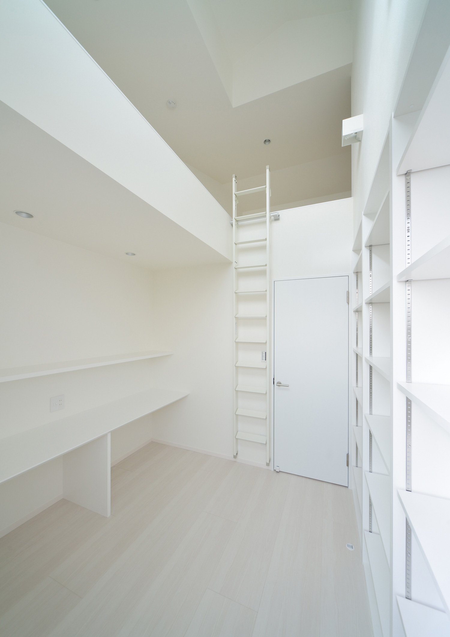 壁面収納やロフトがある白で統一された部屋・デザイン住宅 注文住宅・デザイン住宅建築実例_『CASE451 台形の家』_フリースペース