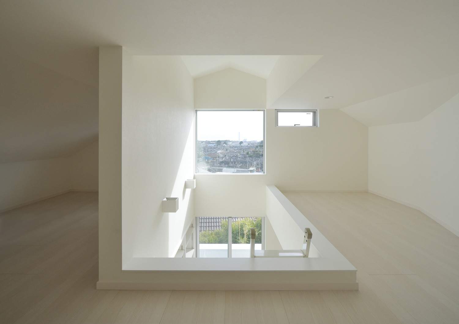 大きな窓が取り付けられた白いフローリングのロフト・デザイン住宅 注文住宅・デザイン住宅建築実例_『CASE451 台形の家』_ロフト