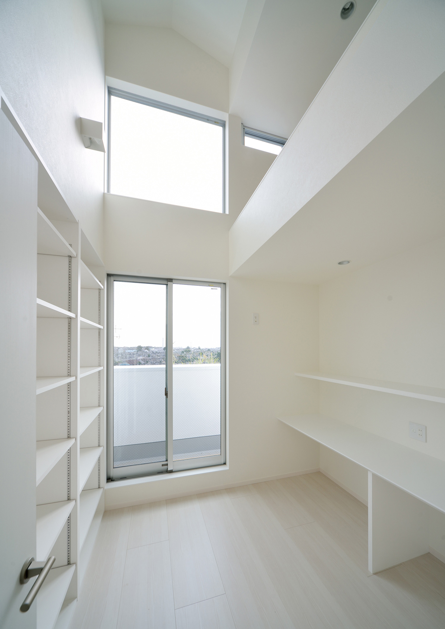 バルコニーに面した窓がある壁面収納がある部屋・デザイン住宅 注文住宅・デザイン住宅建築実例_『CASE451 台形の家』_フリースペース