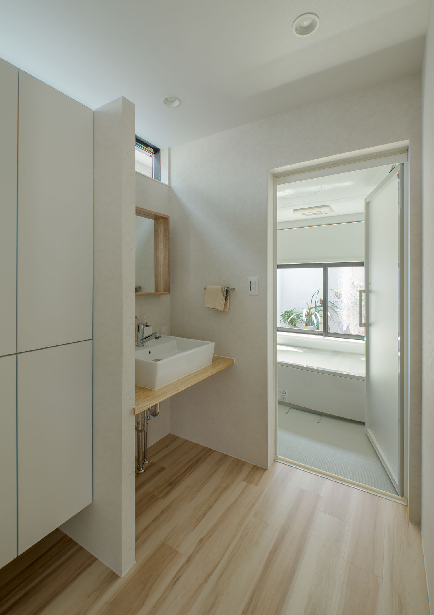 扉付きの収納がある明るく清潔感のある洗面所・デザイン住宅 注文住宅・デザイン住宅建築実例_『CASE453 brun』_浴室・洗面所