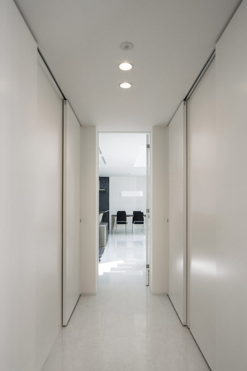 壁と床が白いシンプルな廊下・デザイン住宅 注文住宅・デザイン住宅建築実例_『CASE454 bridge』_玄関