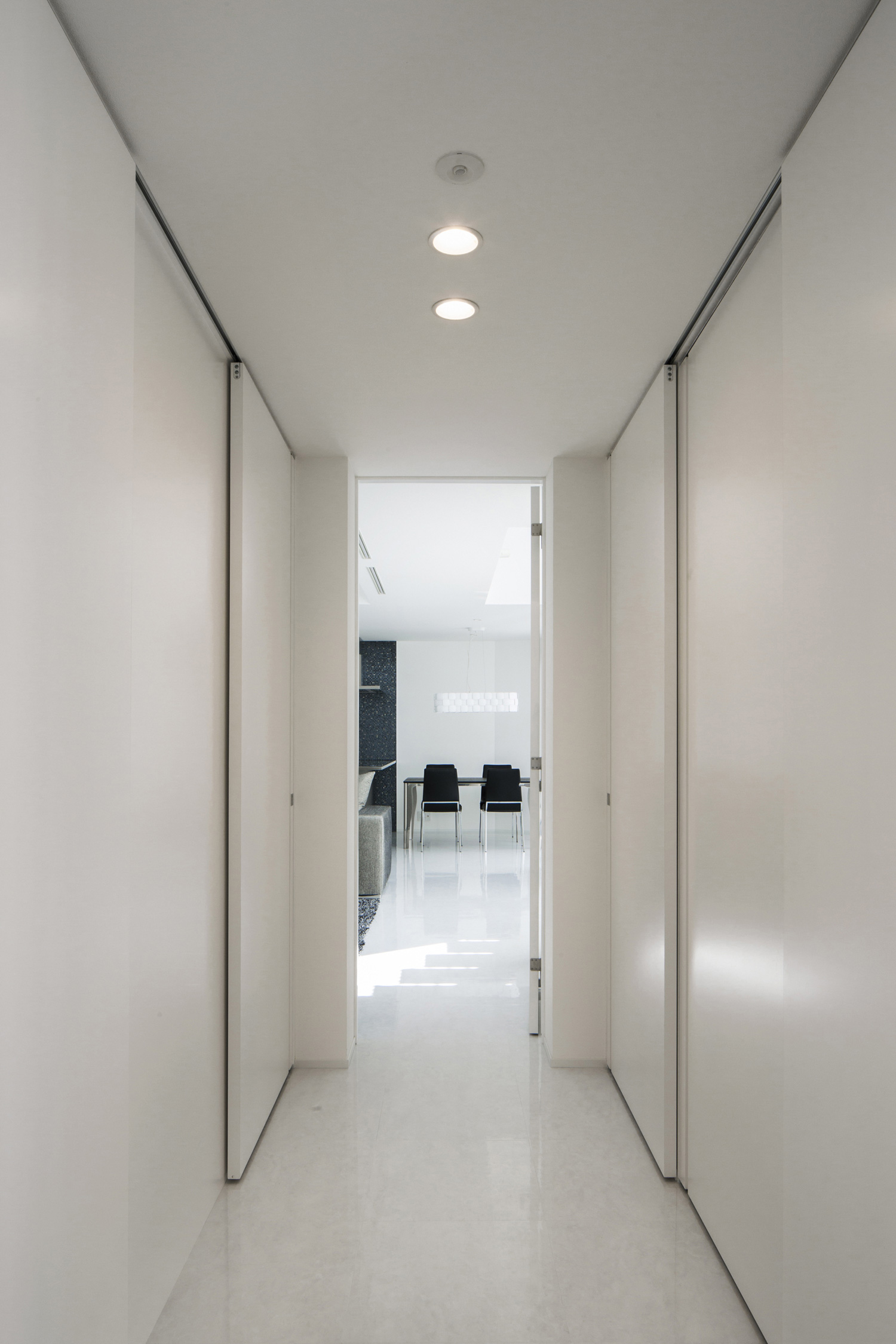 壁と床が白いシンプルな廊下・デザイン住宅 注文住宅・デザイン住宅建築実例_『CASE454 bridge』_玄関