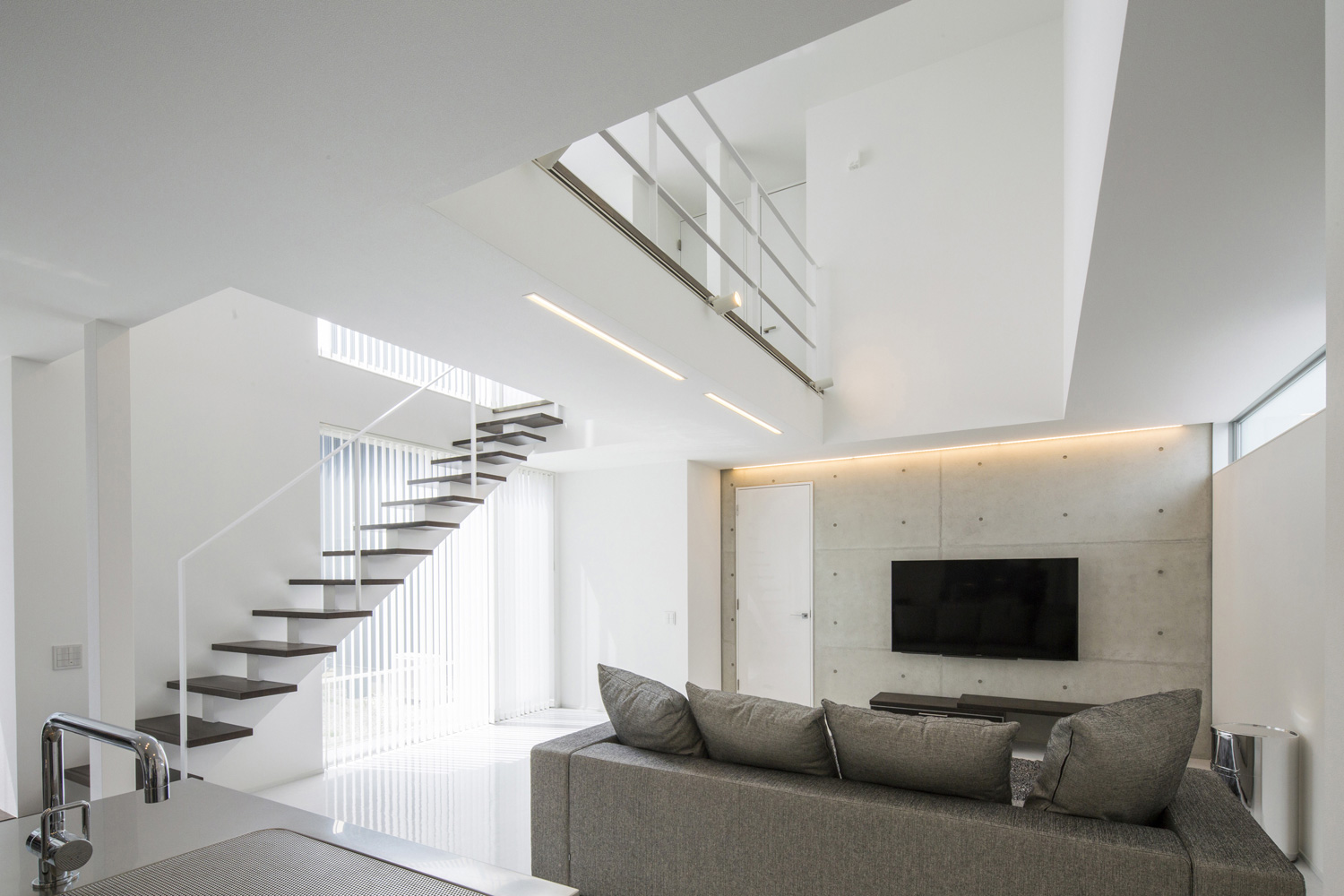 吹き抜けがあるモノトーンのシンプルなLDK・デザイン住宅 注文住宅・デザイン住宅建築実例_『CASE454 bridge』_LDK