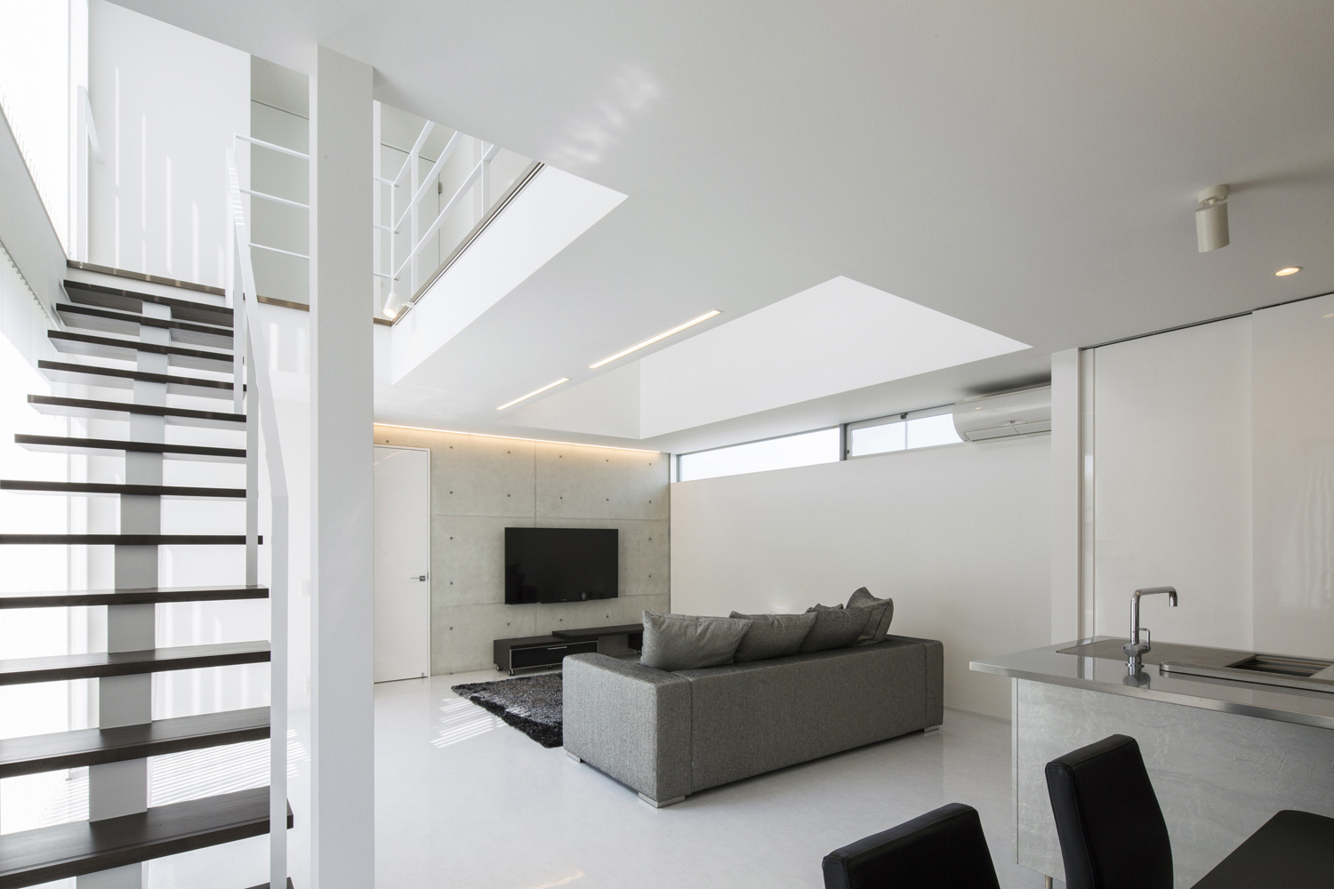 黒いスケルトンのリビングイン階段があるスタイリッシュなLDK・デザイン住宅 注文住宅・デザイン住宅建築実例_『CASE454 bridge』_LDK