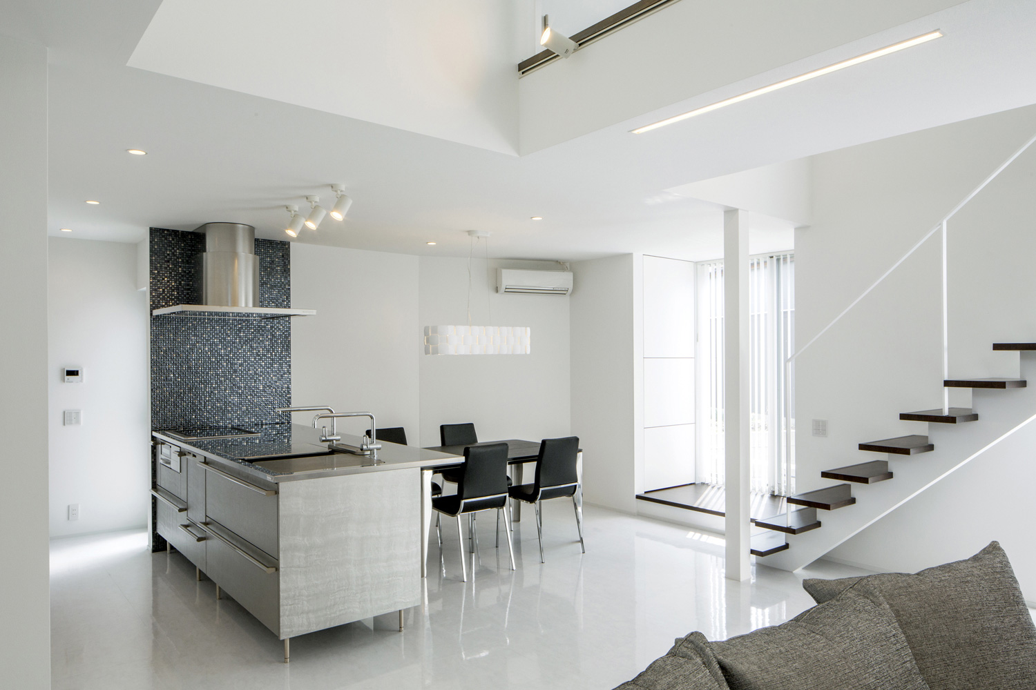 ステンレスのペニンシュラキッチンがあるモノトーンのLDK・デザイン住宅 注文住宅・デザイン住宅建築実例_『CASE454 bridge』_LDK