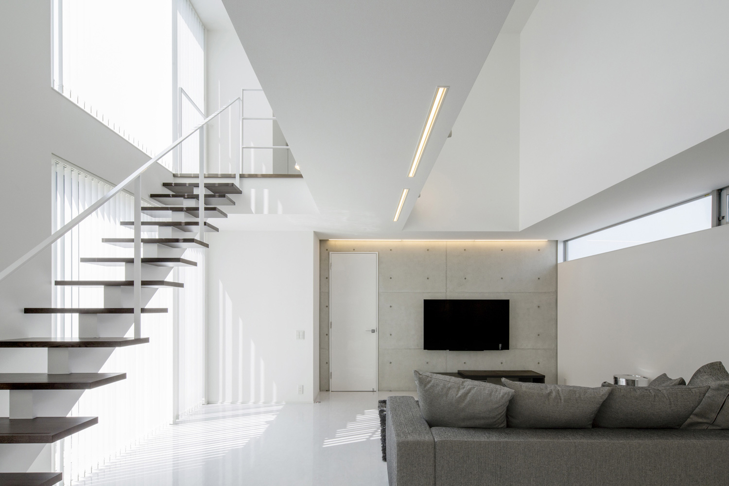 階段部分が吹き抜けになった開放感のあるモノトーンのLDK・デザイン住宅 注文住宅・デザイン住宅建築実例_『CASE454 bridge』_階段