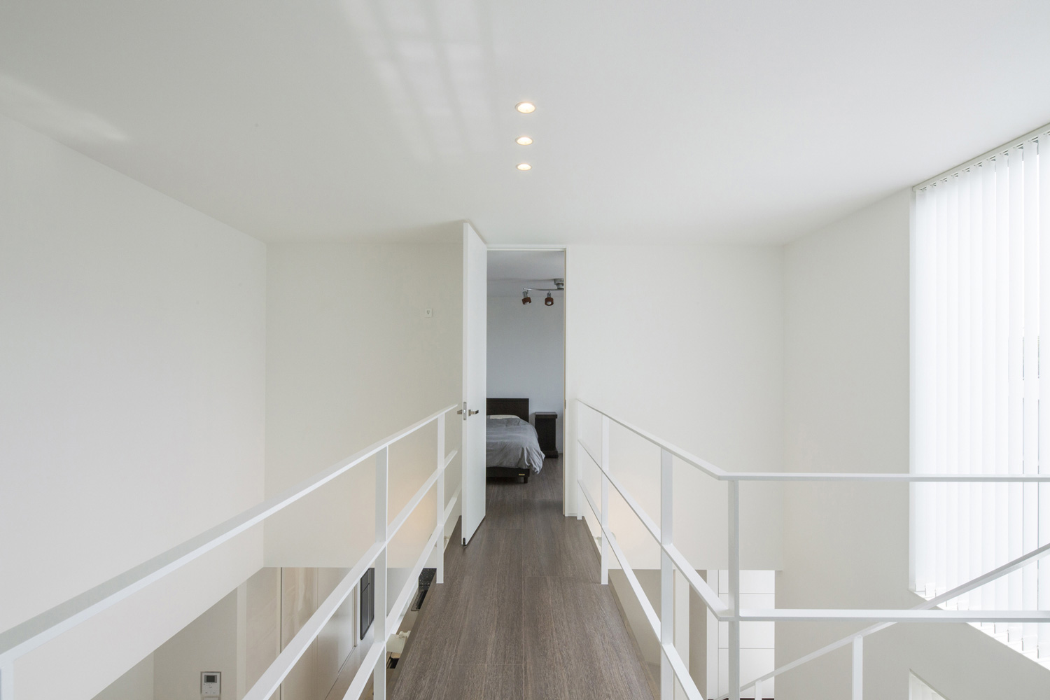 吹き抜けに挟まれた二階の廊下・デザイン住宅 注文住宅・デザイン住宅建築実例_『CASE454 bridge』_階段