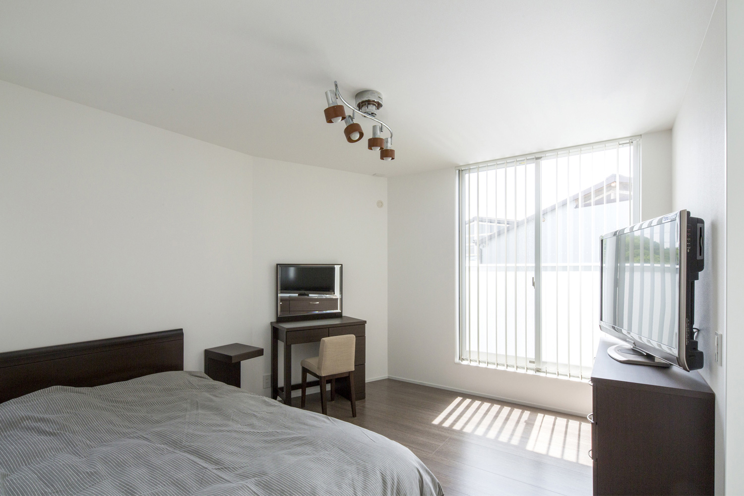 ベランダに面した窓があるシンプルな寝室・デザイン住宅 注文住宅・デザイン住宅建築実例_『CASE454 bridge』_寝室