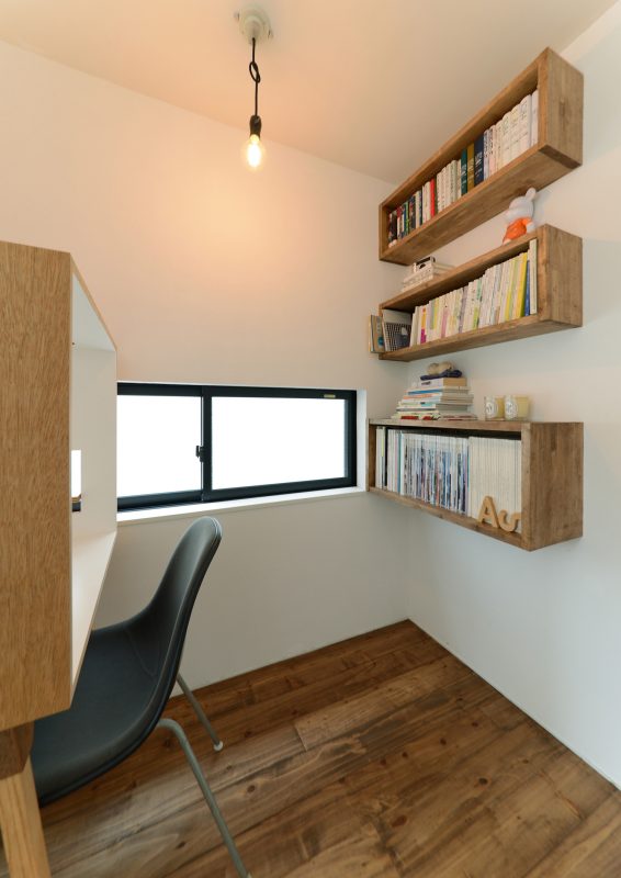廊下の一部を書斎として活用している