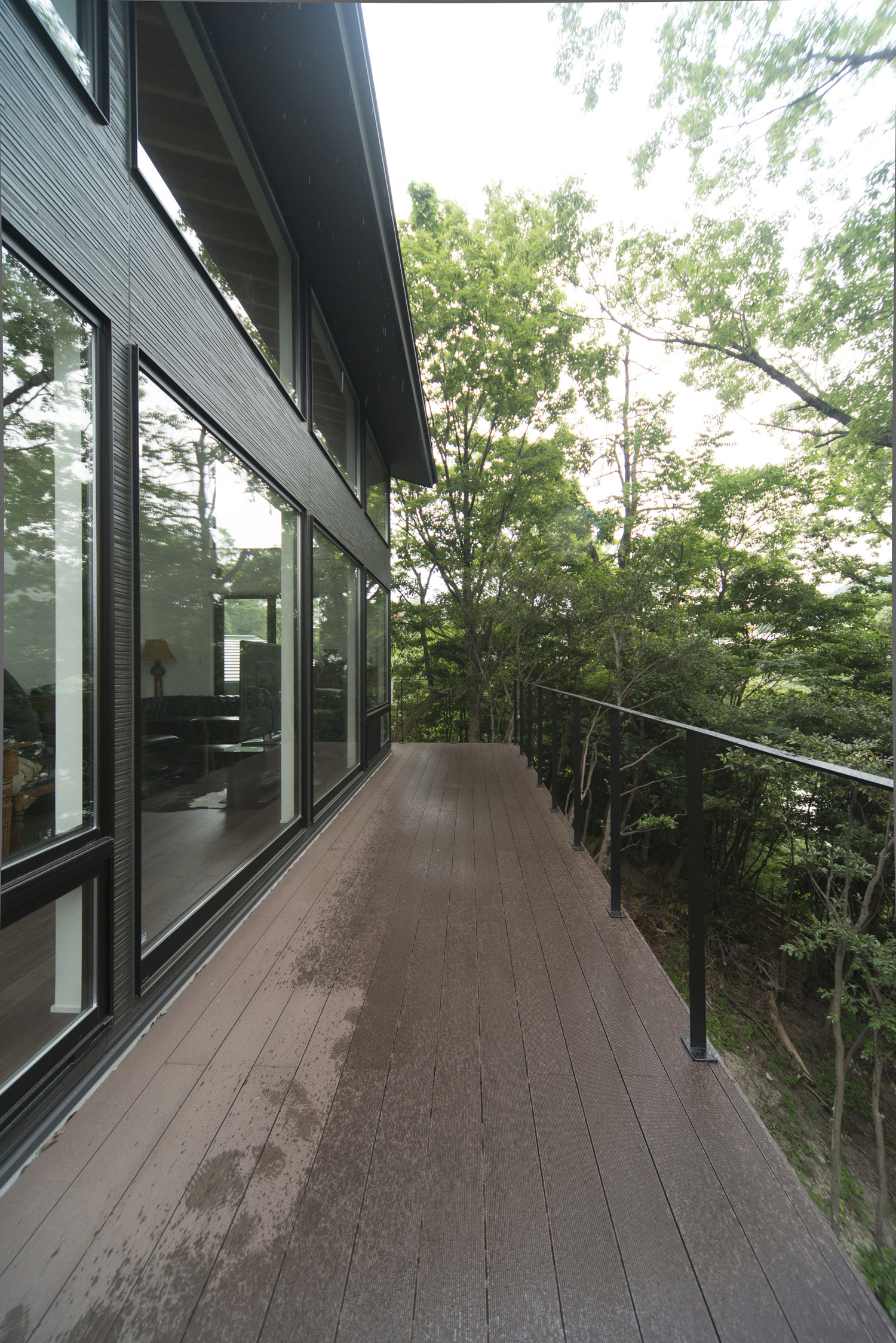 注文住宅・デザイン住宅建築実例_テラス・バルコニー 注文住宅・デザイン住宅建築実例_『CASE458 森の中の家』_テラス・バルコニー