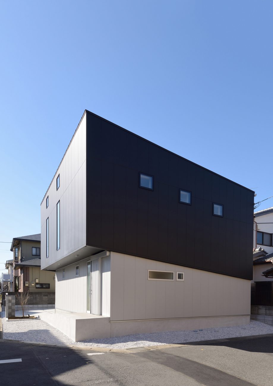 上下で色が分かれているモノトーンの外壁で斜め屋根の家・デザイン住宅 注文住宅・デザイン住宅建築実例_『CASE463 Individual Contrast』_外観