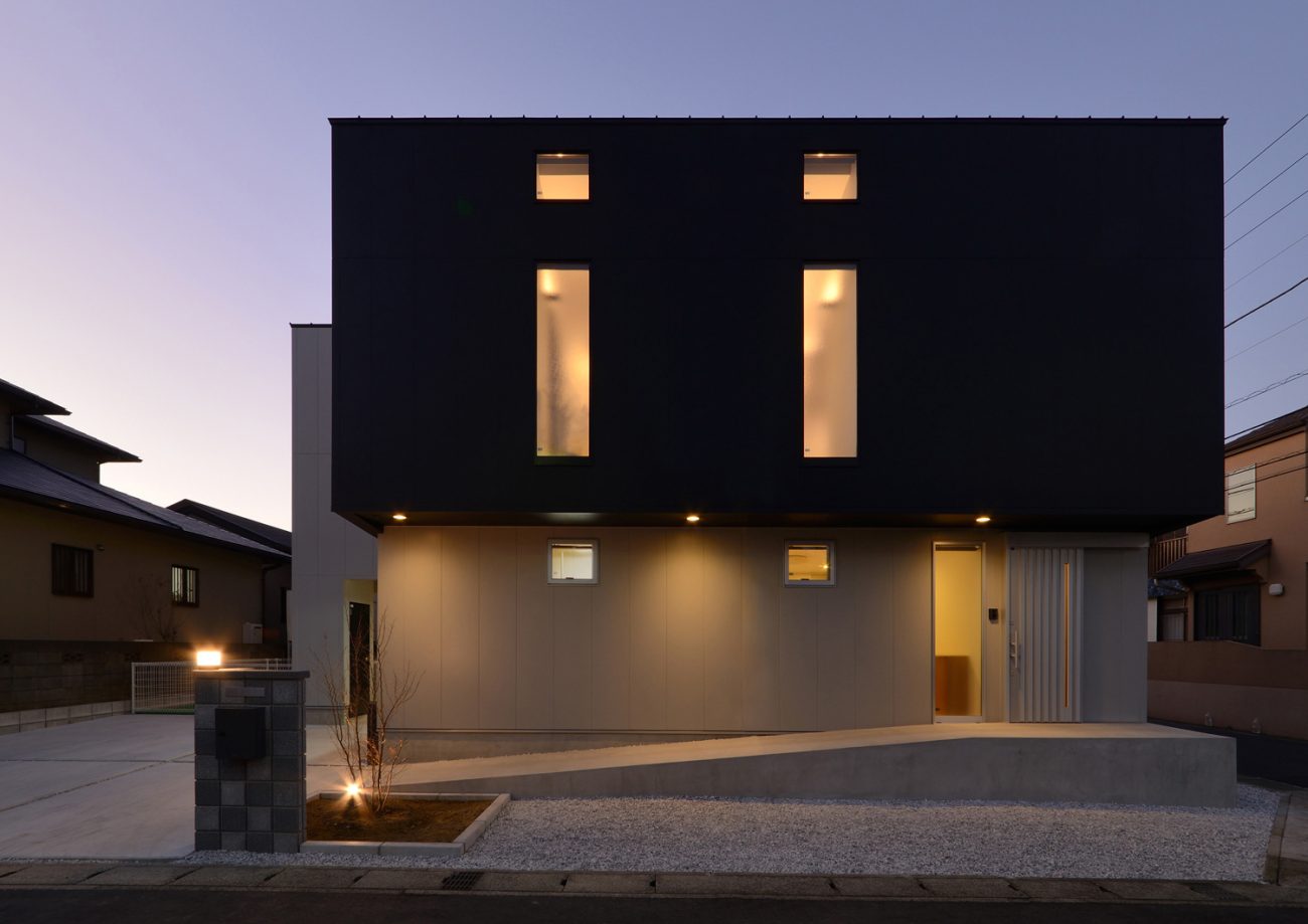 軒天井に照明が取り付けられたキューブ状の外観の家・デザイン住宅 注文住宅・デザイン住宅建築実例_『CASE463 Individual Contrast』_外観