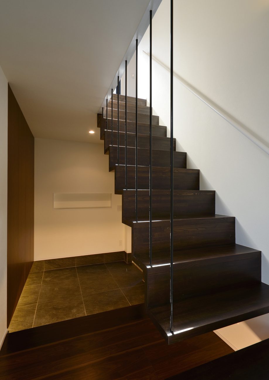 ワイヤーで吊るされたようなスケルトン階段があるおしゃれな玄関・デザイン住宅 注文住宅・デザイン住宅建築実例_『CASE463 Individual Contrast』_玄関