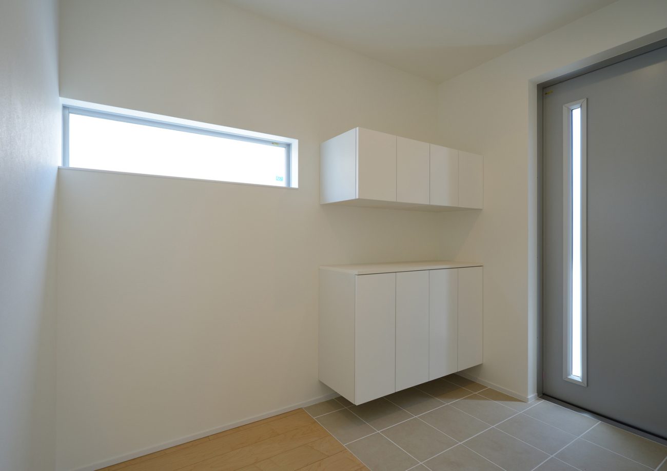 シンプルなシューズボックスやスリット窓がある玄関・デザイン住宅 注文住宅・デザイン住宅建築実例_『CASE463 Individual Contrast』_玄関