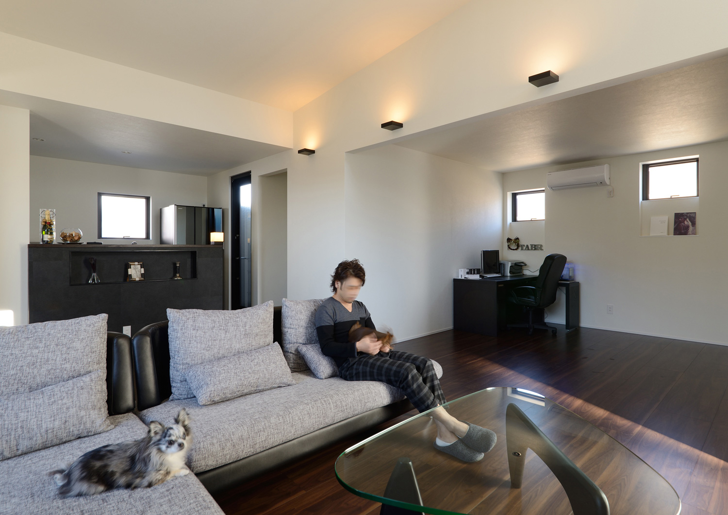 部屋の隅にオープンなワークスペースがある高天井のLDK・デザイン住宅 注文住宅・デザイン住宅建築実例_『CASE463 Individual Contrast』_LDK