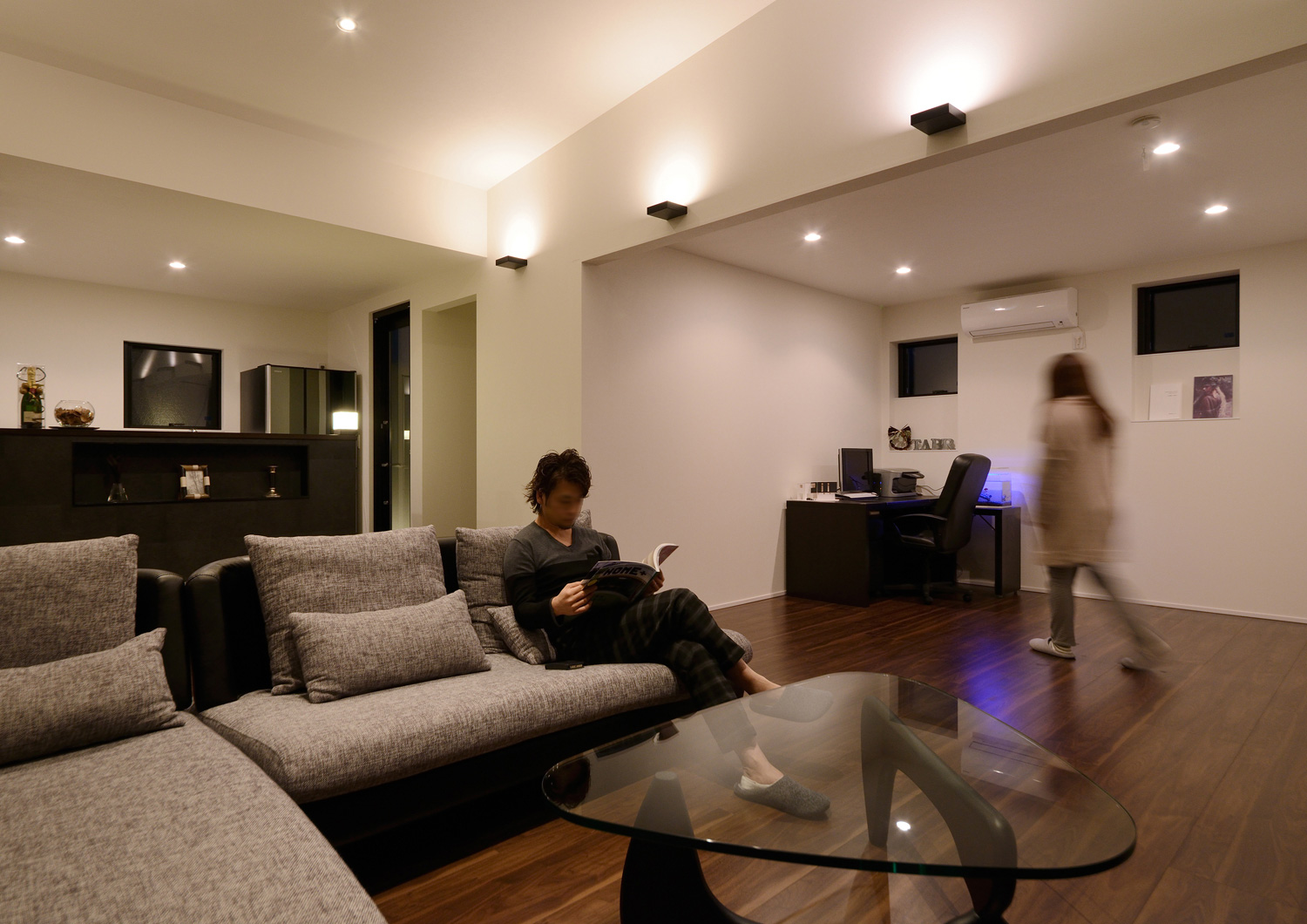 壁に間接照明を取り付けたホテルライクな高天井のLDK・デザイン住宅 注文住宅・デザイン住宅建築実例_『CASE463 Individual Contrast』_LDK