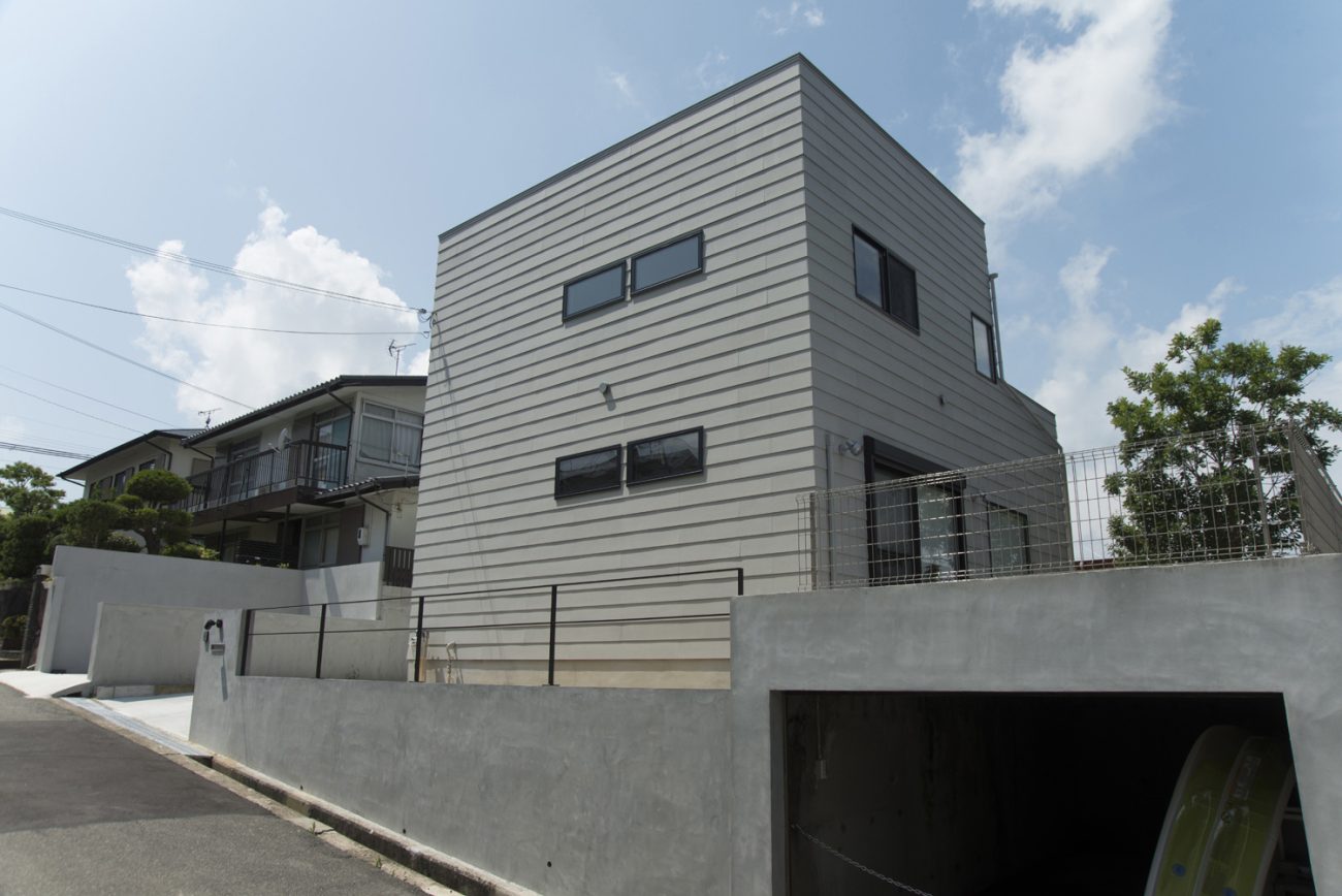 地下車庫があるグレーの外壁のシンプルな家・デザイン住宅 注文住宅・デザイン住宅建築実例_『CASE464 無駄のない家』_外観