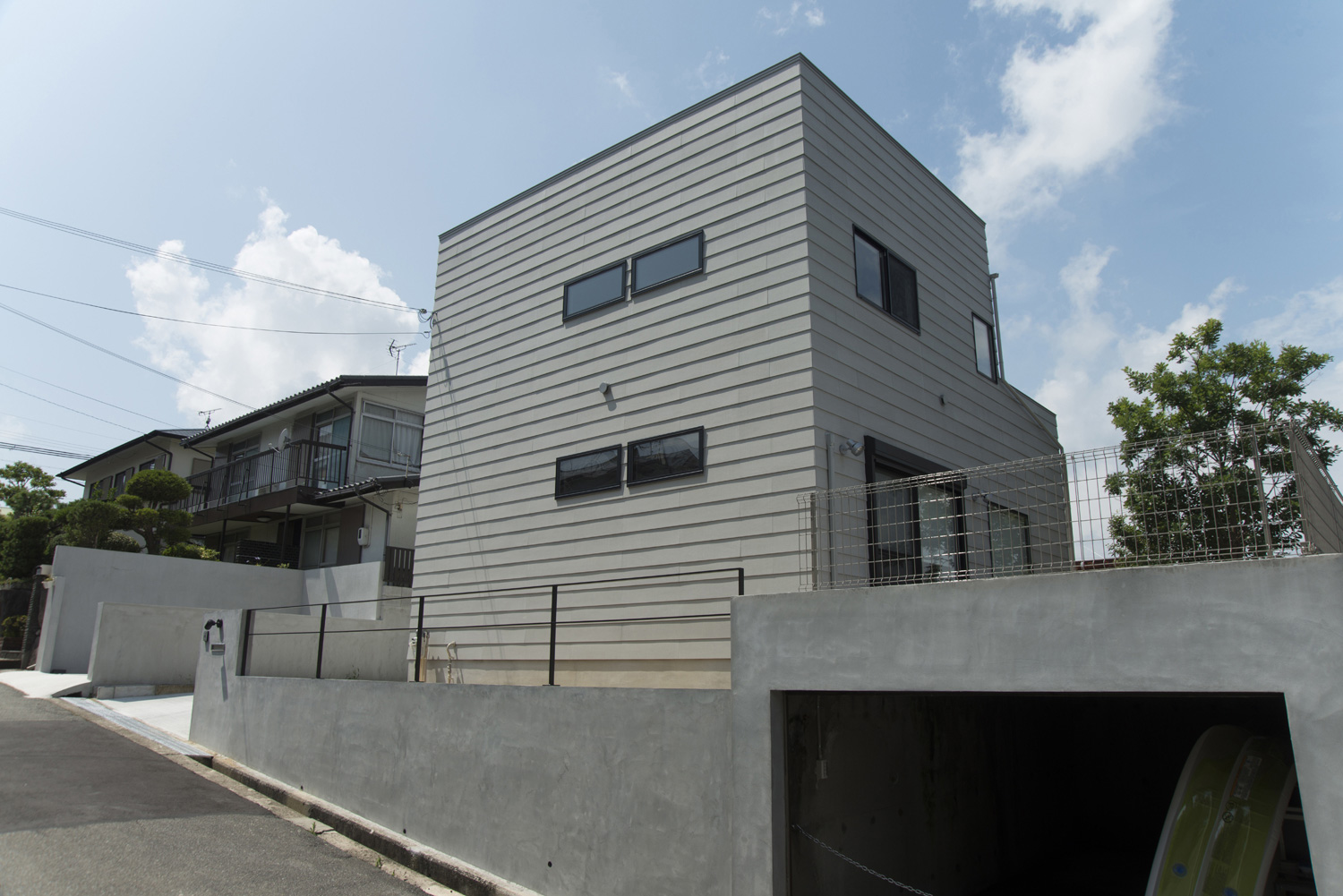 地下車庫があるグレーの外壁のシンプルな家・デザイン住宅 注文住宅・デザイン住宅建築実例_『CASE464 無駄のない家』_外観
