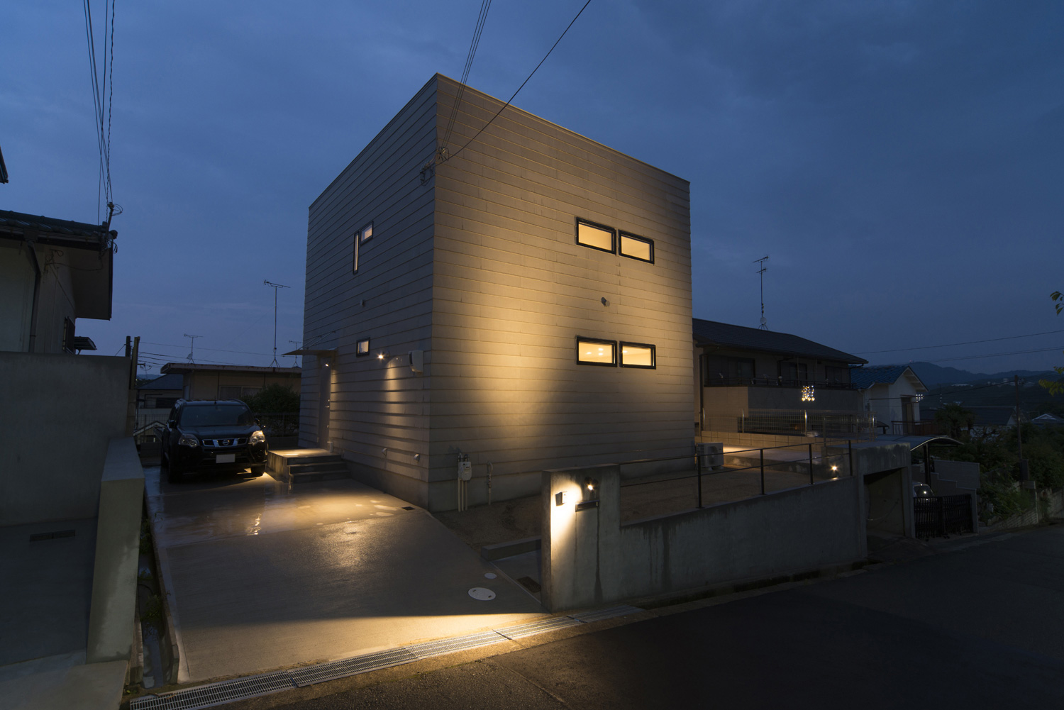 照明に照らされたグレーのキューブ状の高級感のある家・デザイン住宅 注文住宅・デザイン住宅建築実例_『CASE464 無駄のない家』_外観