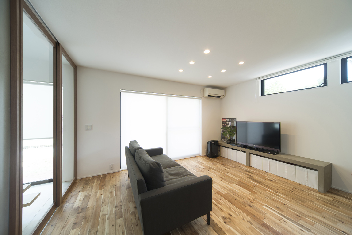 大きな窓やガラス扉があるフローリングの明るいLDK・デザイン住宅 注文住宅・デザイン住宅建築実例_『CASE464 無駄のない家』_LDK