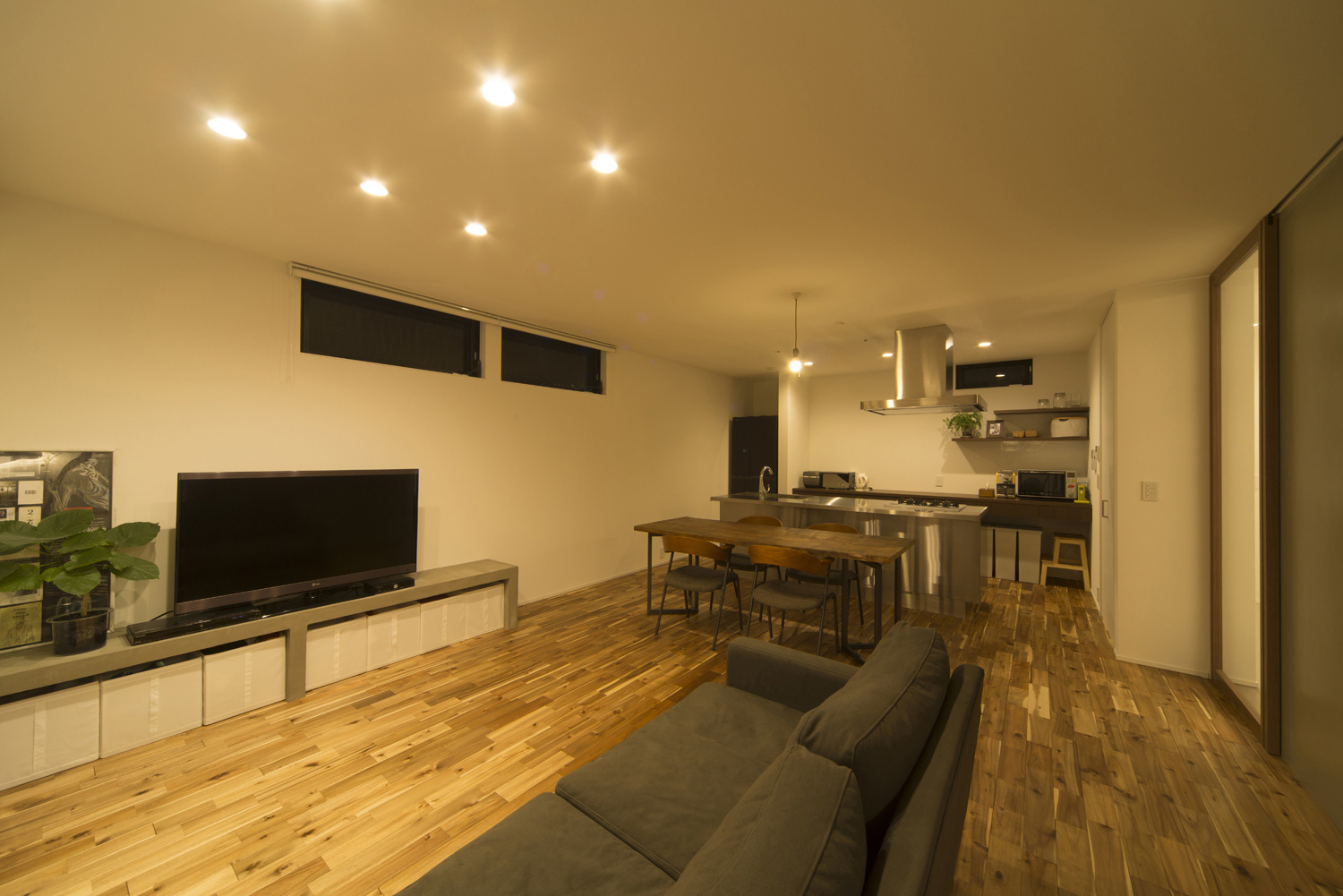 天井にダウンライトを取り付けたシンプルでナチュラルなLDK・デザイン住宅 注文住宅・デザイン住宅建築実例_『CASE464 無駄のない家』_LDK