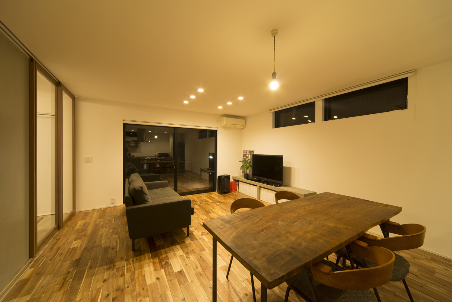 シンプルなペンダントライトを取り付けた木のダイニングテーブルを置いたLDK・デザイン住宅 注文住宅・デザイン住宅建築実例_『CASE464 無駄のない家』_LDK
