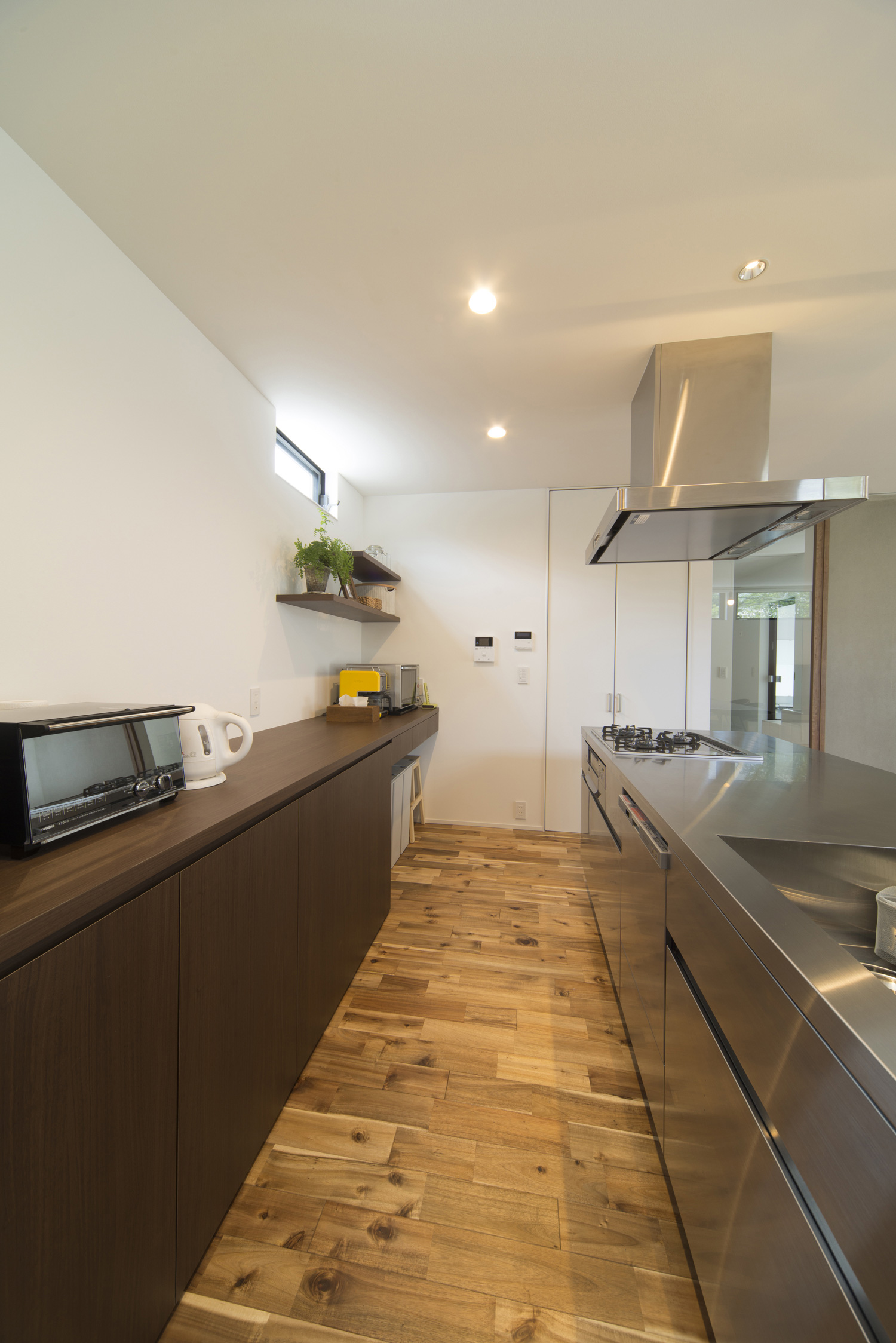 背面にカップボードがあるステンレスのアイランドキッチン・デザイン住宅 注文住宅・デザイン住宅建築実例_『CASE464 無駄のない家』_キッチン