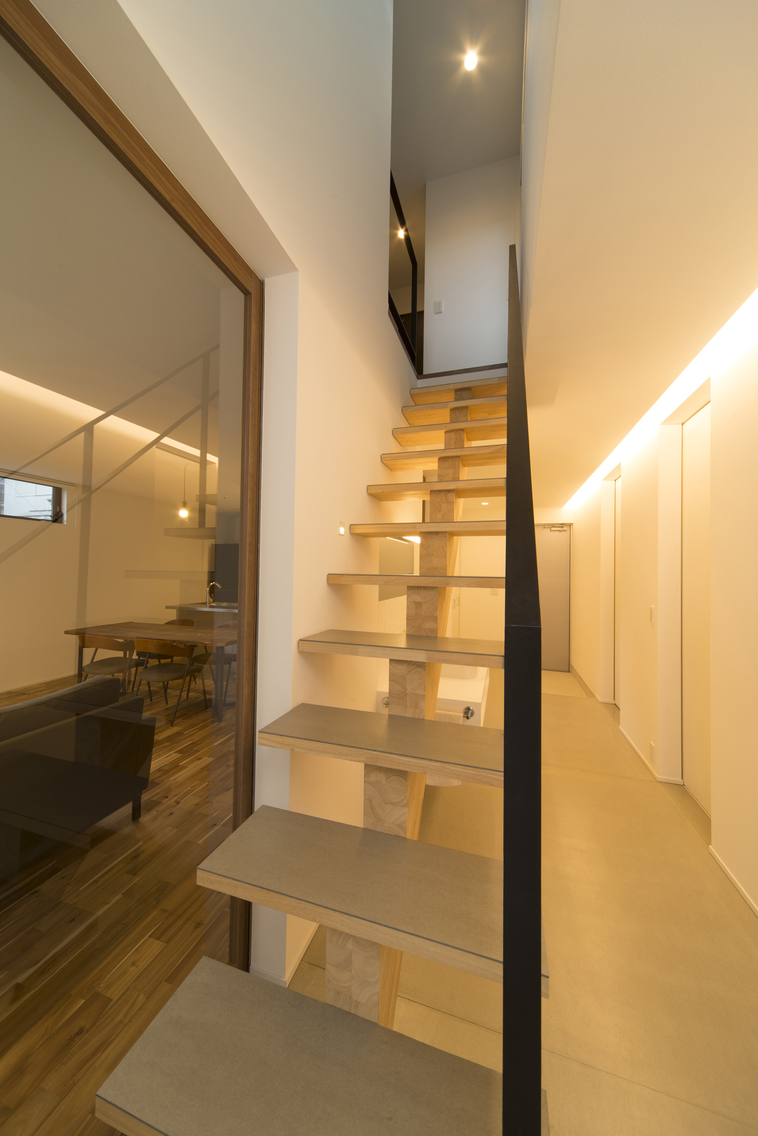 黒いアイアンの手すりを取り付けた木のスケルトン階段・デザイン住宅 注文住宅・デザイン住宅建築実例_『CASE464 無駄のない家』_階段