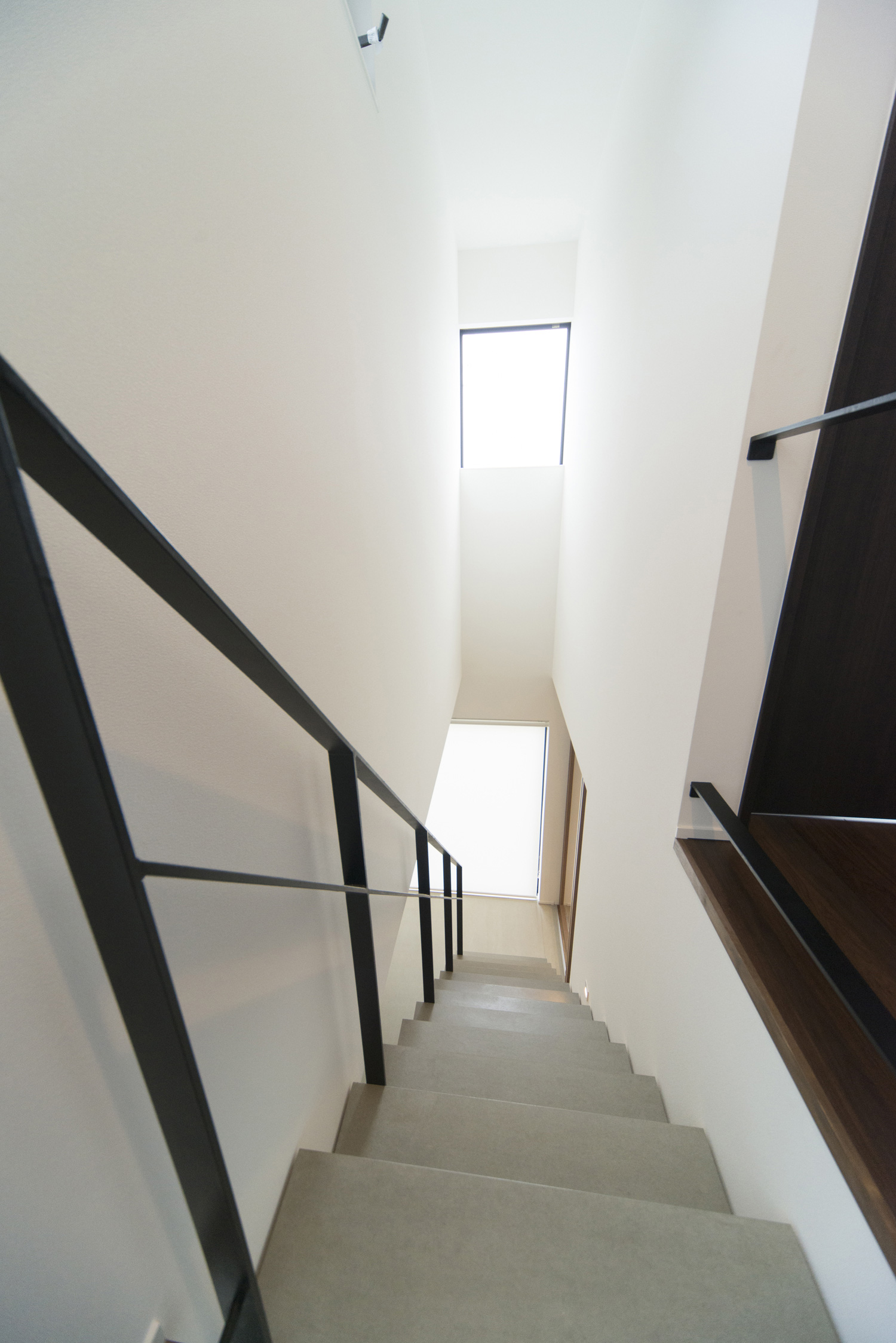窓が取り付けられた明るい階段室・デザイン住宅 注文住宅・デザイン住宅建築実例_『CASE464 無駄のない家』_階段