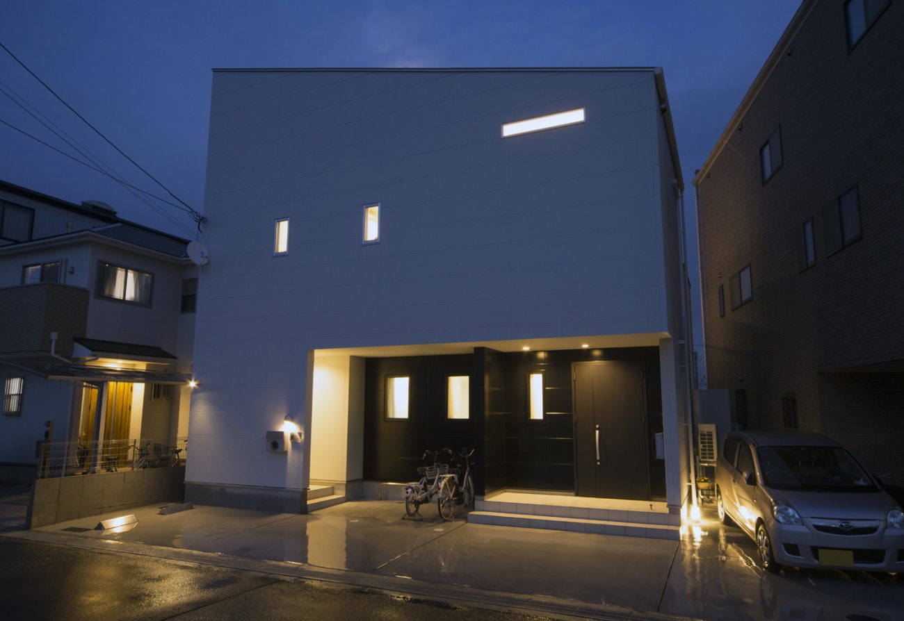 インナーガレージのある白いキューブ状のシンプルな家・デザイン住宅 注文住宅・デザイン住宅建築実例_『CASE466 片流れの家』_外観