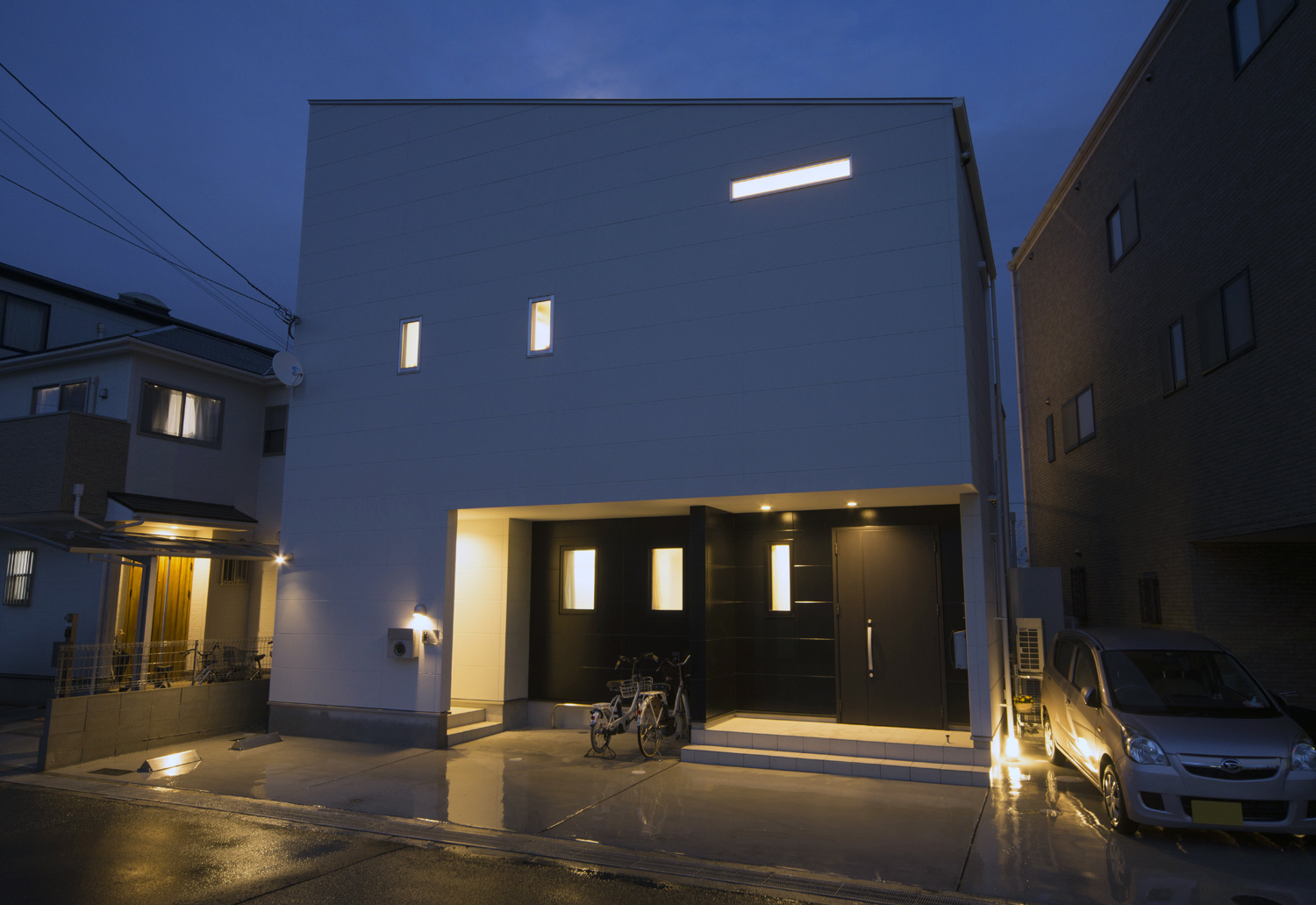 インナーガレージのある白いキューブ状のシンプルな家・デザイン住宅 注文住宅・デザイン住宅建築実例_『CASE466 片流れの家』_外観