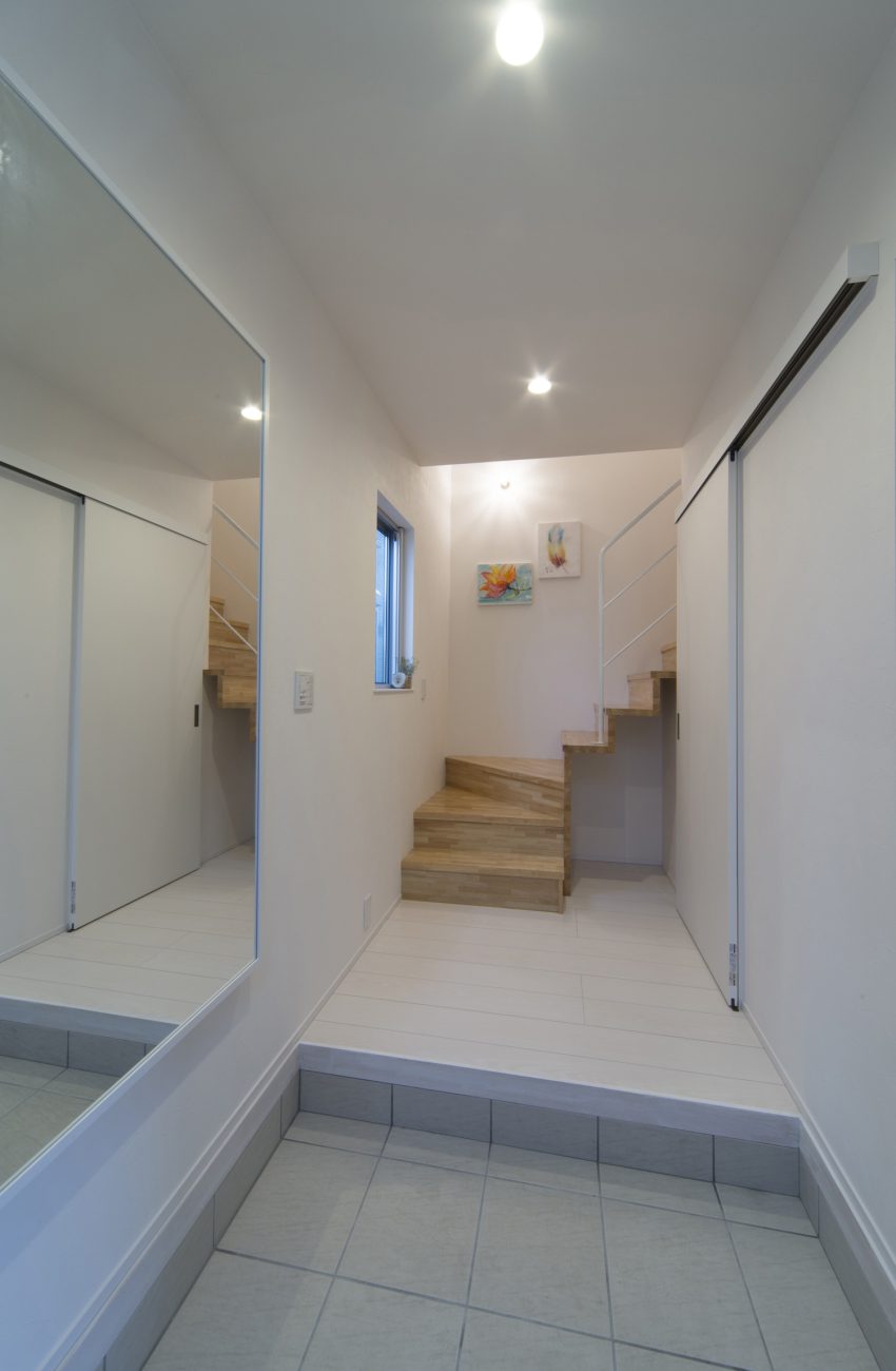 タイルの床で大きな鏡がある、明るくてシンプルな玄関・デザイン住宅 注文住宅・デザイン住宅建築実例_『CASE466 片流れの家』_玄関